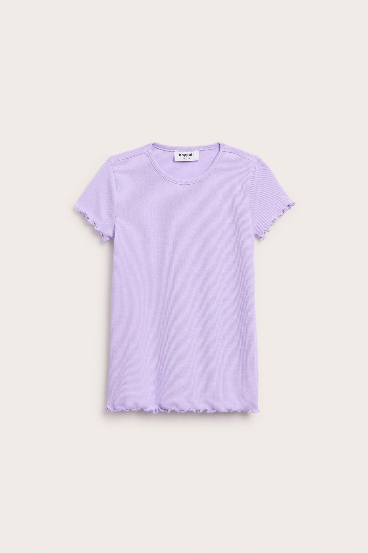 Framifrån: Ljuslila ribbad kortärmad topp med babylockkanter på ärmslut och nederkant.