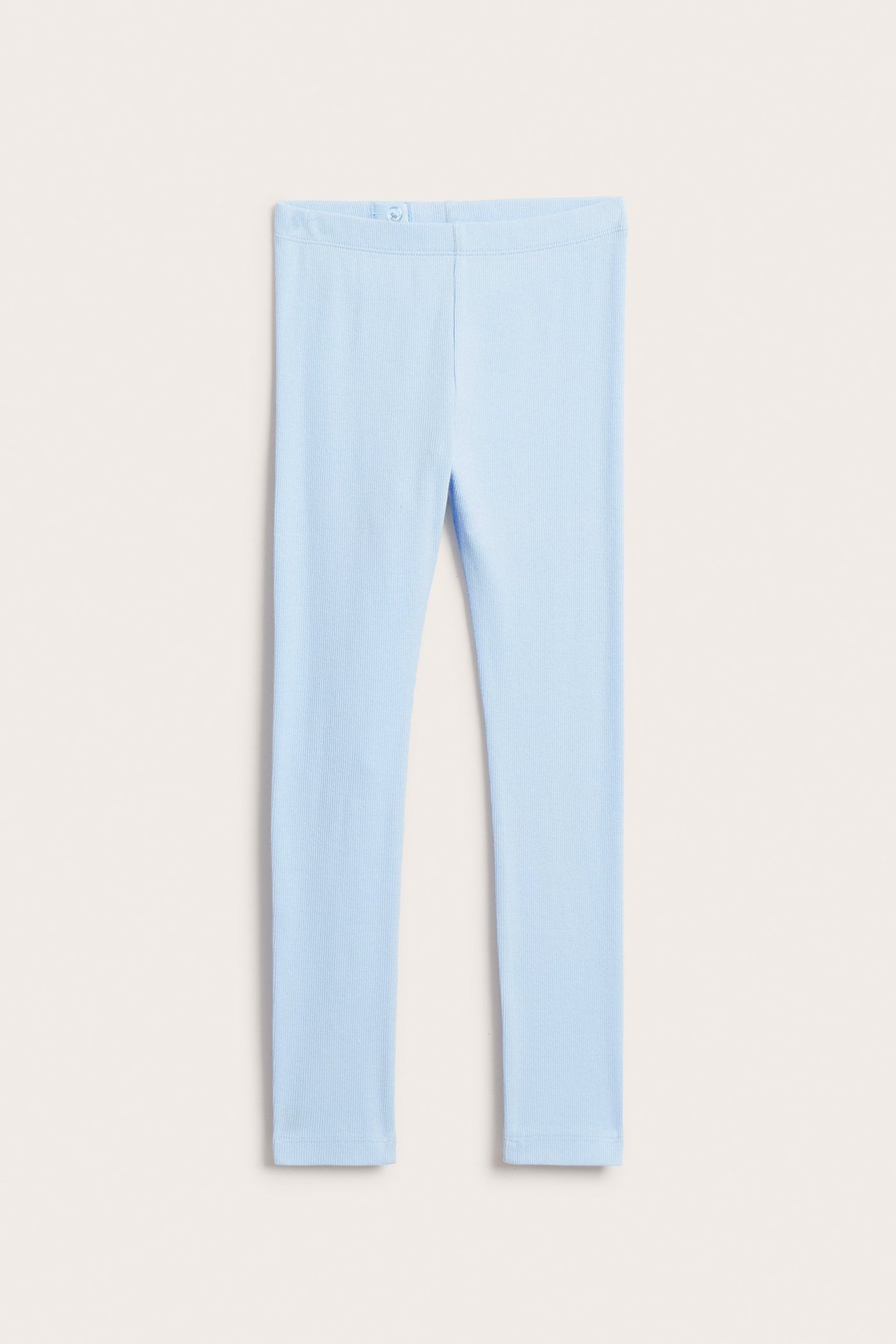 Framifrån: Barnens ljusblå ribbade bomullsleggings med resår i midjan.