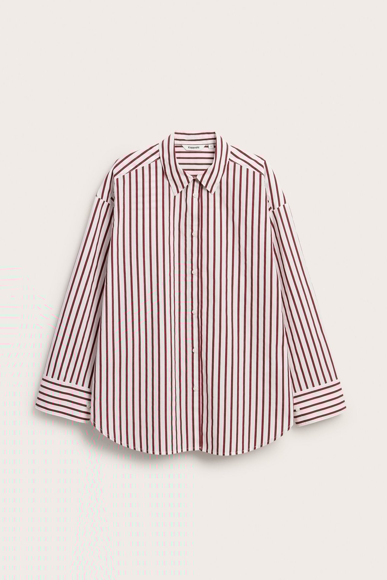 Edestä kuvattu offwhite ja punaraitainen puuvillapopliinipaita, jossa edessä napit ja pitkät hihat.