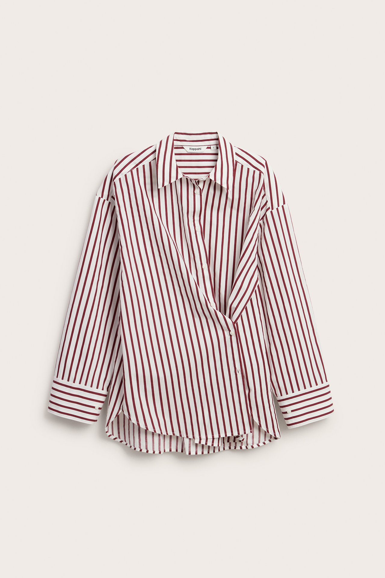 Edestä näkymä, luonnonvalkoinen raidallinen puuvillapopliinipaita punaisilla raidoilla ja limittyvällä napituksella.