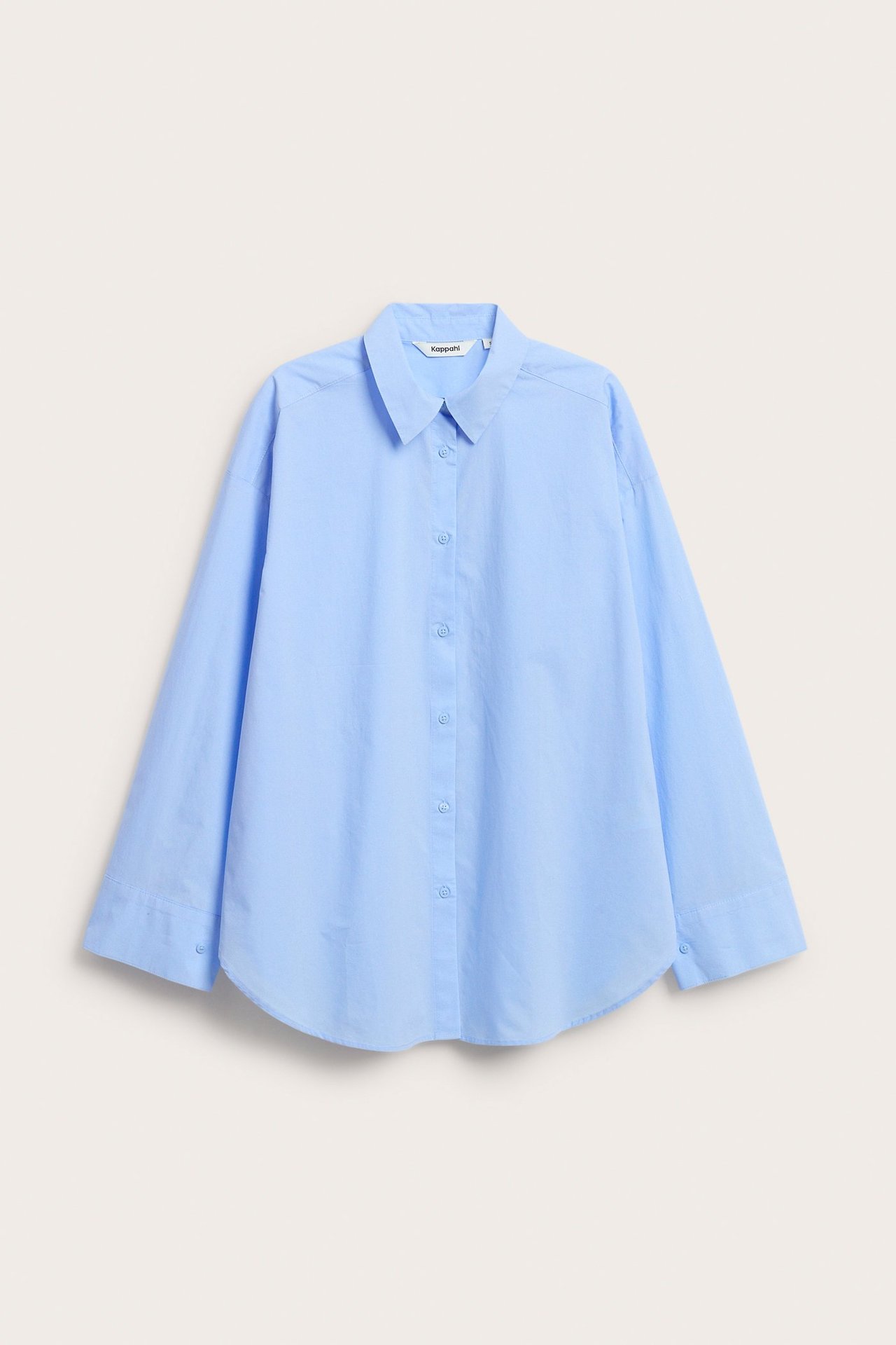 Edestä, vaaleansininen yksivärinen puuvillapopliinipaita, jossa kaulus ja napitus edessä.