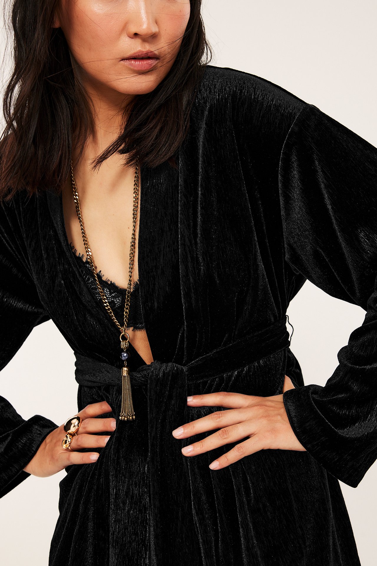 Sort sammetkimono i omslagstil, løs passform, ensfarget design.