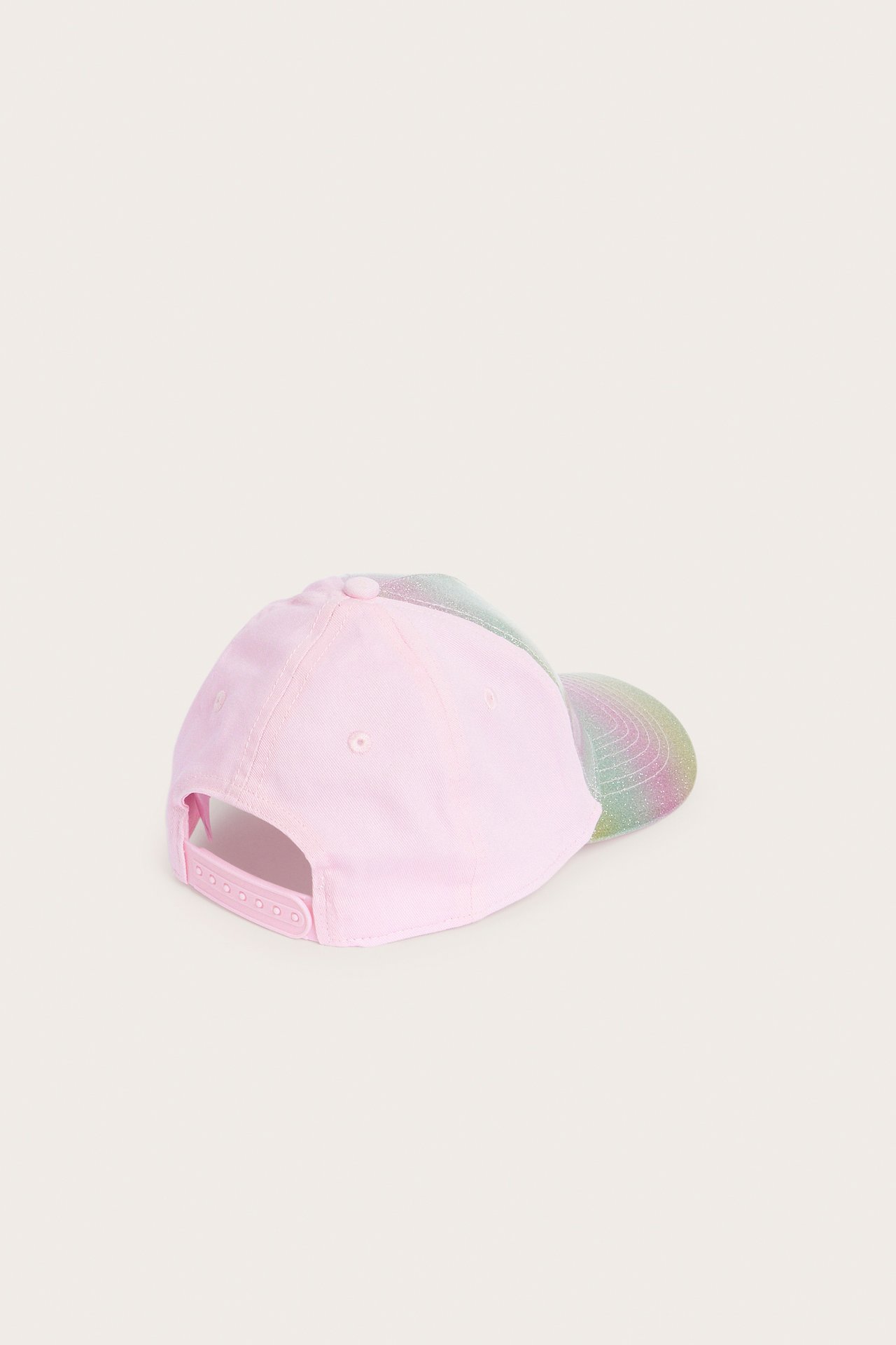 Widok z tyłu różowej czapki dziecięcej z brokatowym, wielobarwnym daszkiem i różowym zapięciem typu snapback.