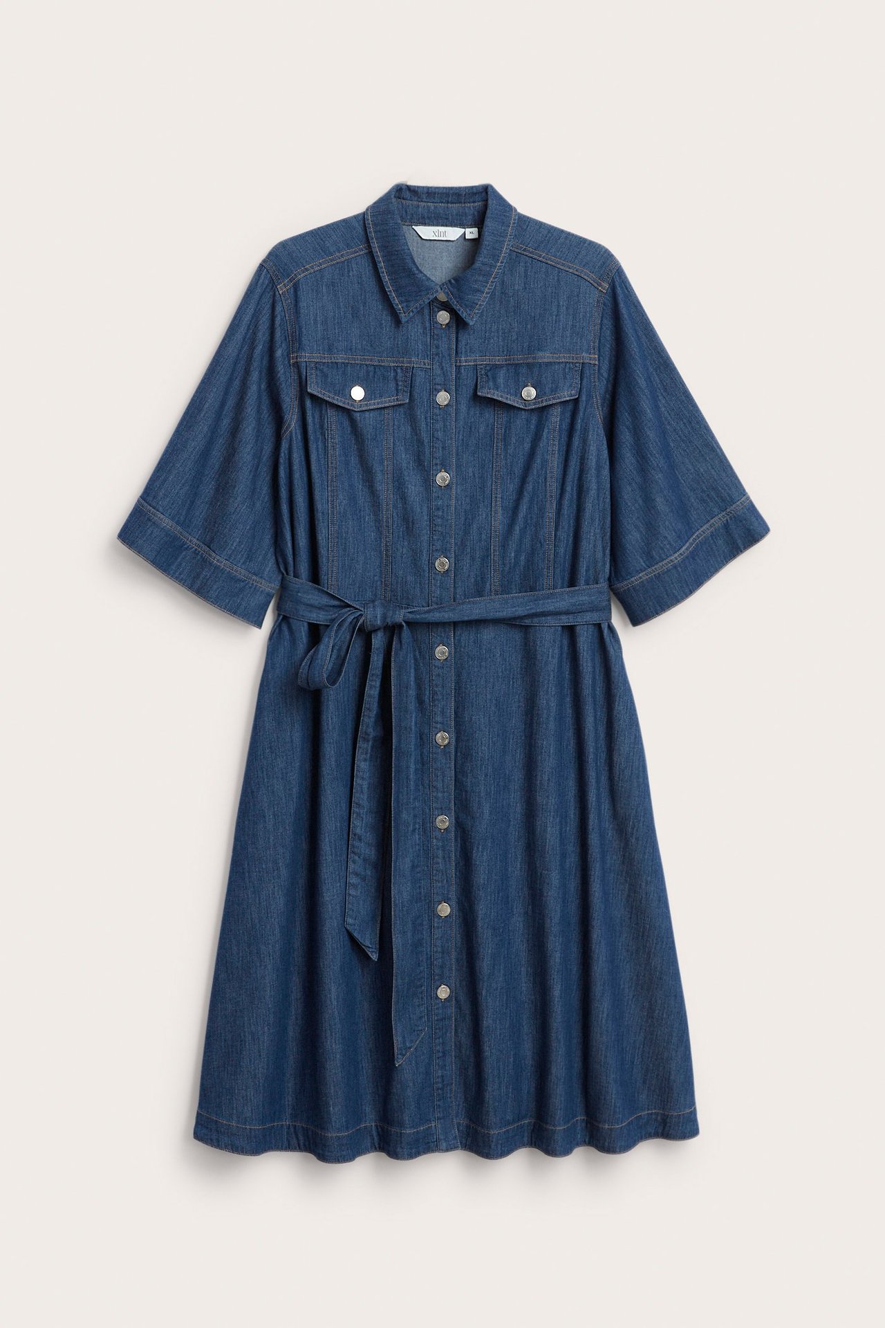 Edestä: Sininen denimi A-linjainen midimekko lyhyillä hihoilla, nappikiinnityksellä ja solmittavalla vyöllä.