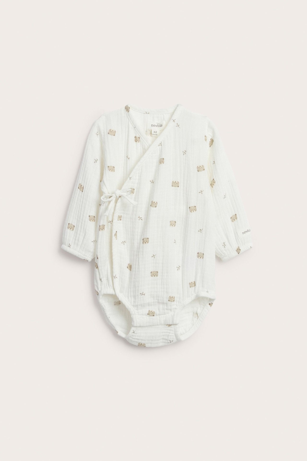 Forfra: Off-white baby omslagsbody i bomullsmuslin med bjørneprint, knyting og trykknapper.