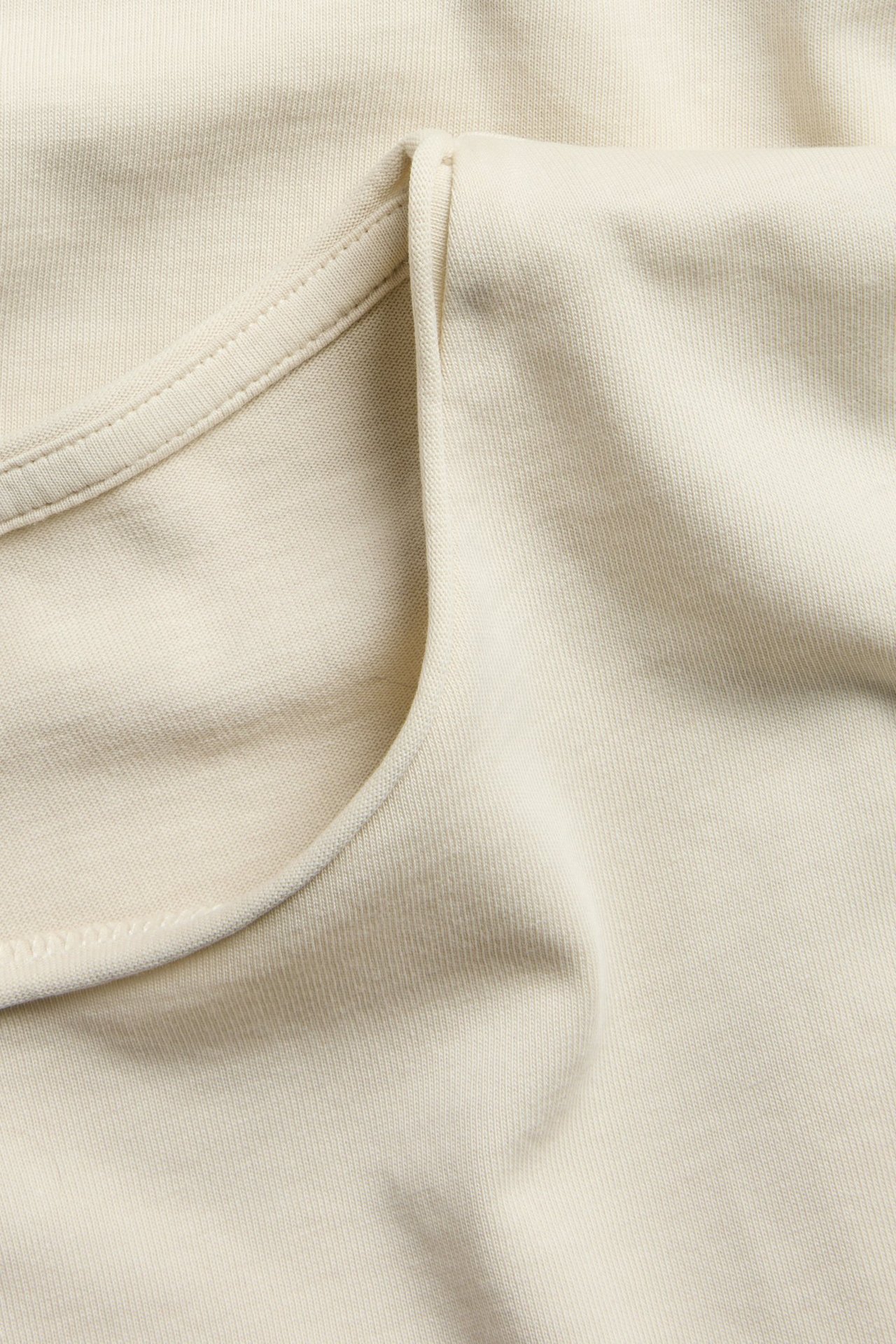 Jasnobeżowa bluza z długim rękawem, gruby jersey, surowe brzegi, front.