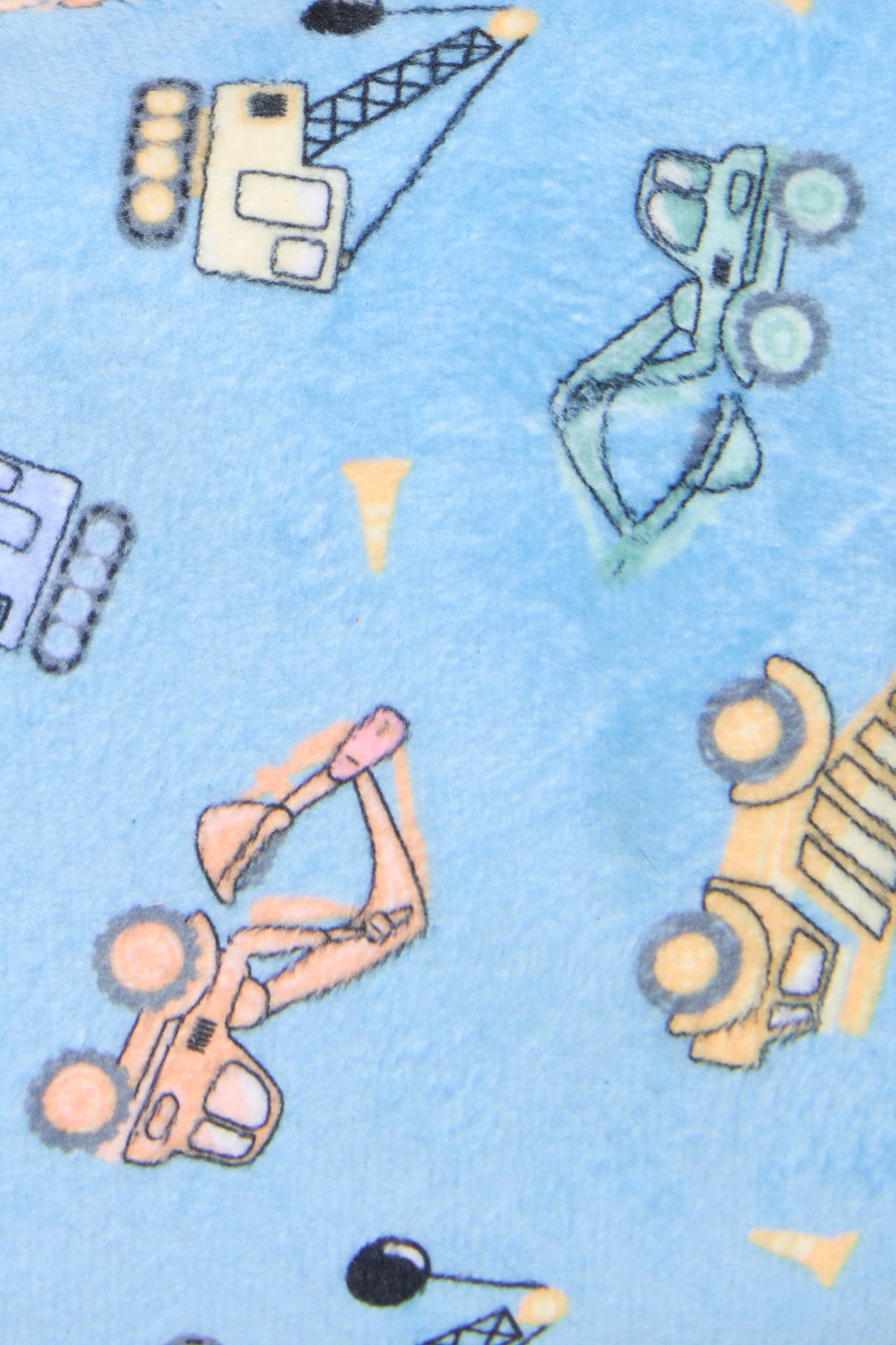 Lähikuva vaaleansinisestä veluurikankaisesta toilettilaukusta, jossa on värikäs ajoneuvokuvio.