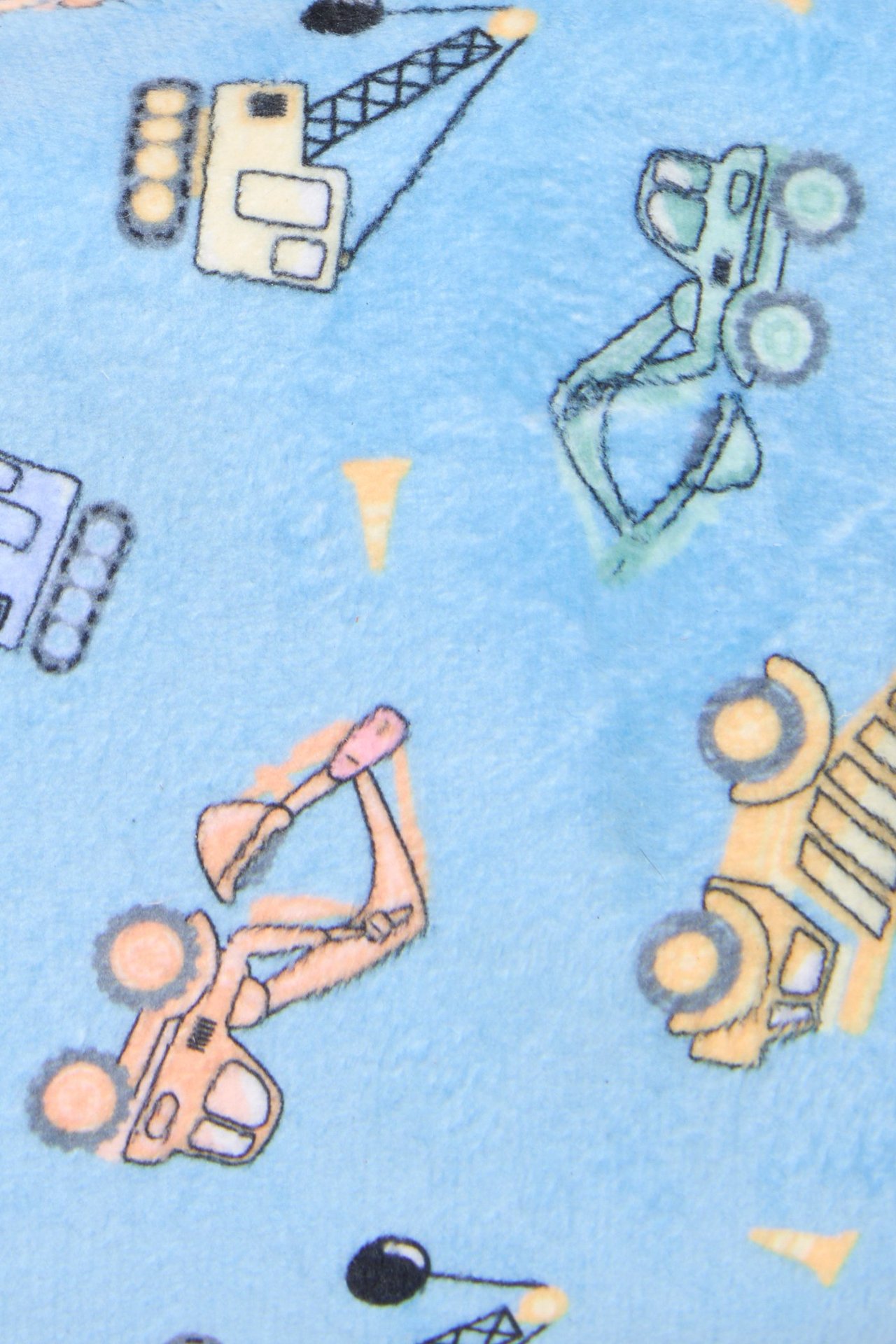 Zbliżenie na jasnoniebieski welurowy materiał kosmetyczki z kolorowym wzorem pojazdów.