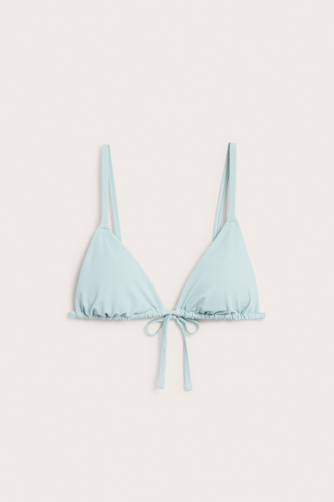 Frontvy av en turkos vadderad trekantsbikini-bh med smala axelband och knytning fram.