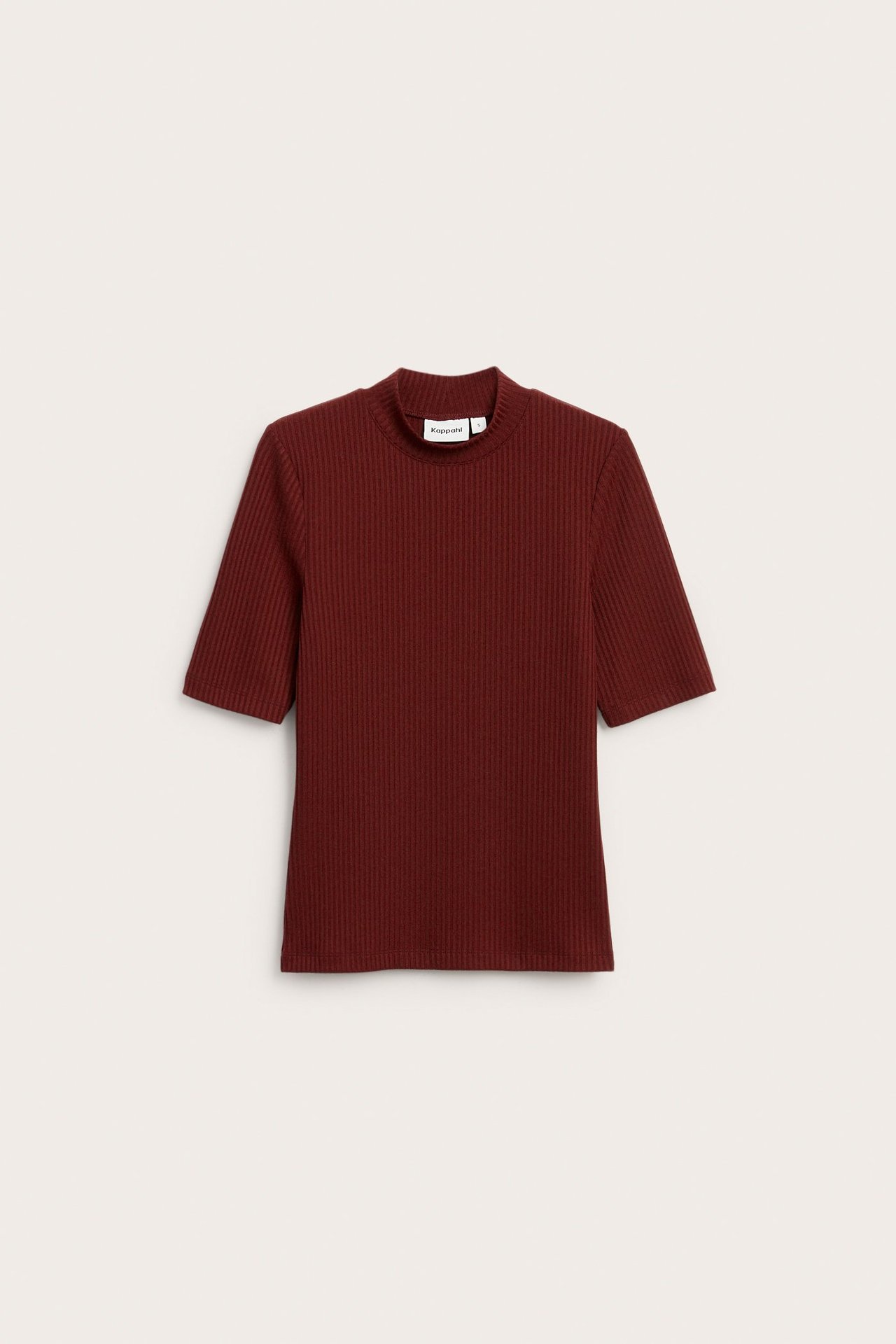 Ribbad mörkröd topp med polokrage och korta ärmar, framifrån.