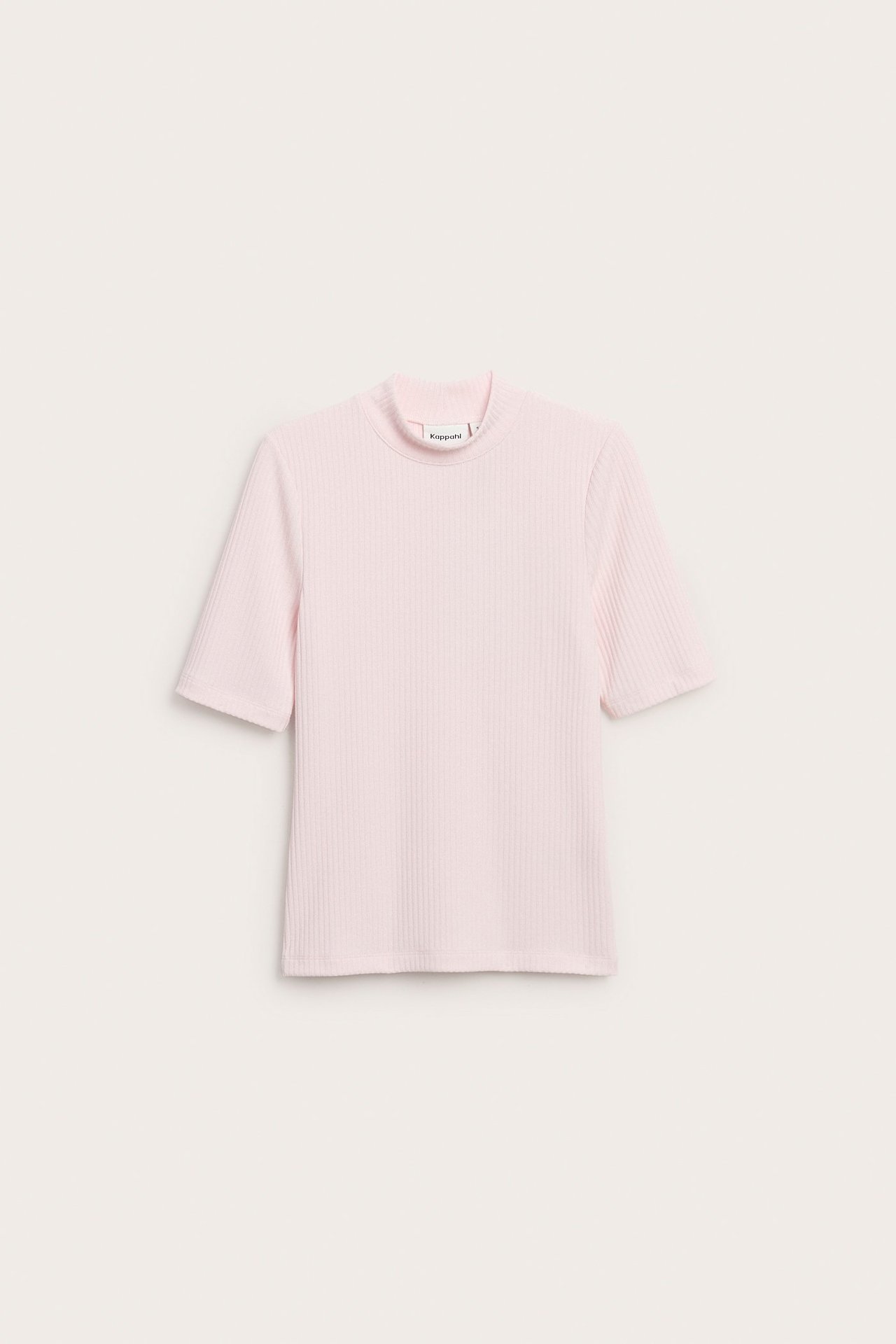 Frontvisning av en lyserosa ribbet polo-topp med korte ermer.