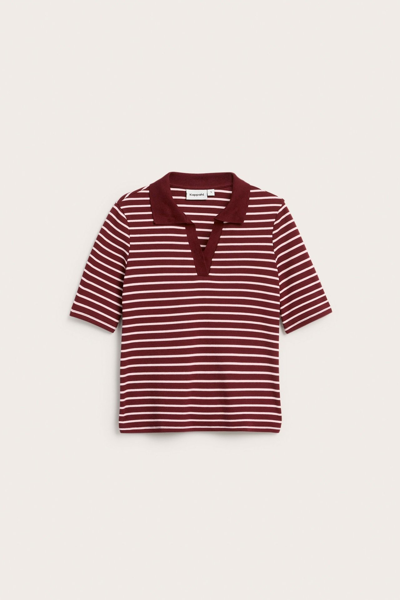 Widok z przodu: czerwono-biała bluzka w paski z krótkim rękawem i kołnierzykiem polo, leżąca płasko.