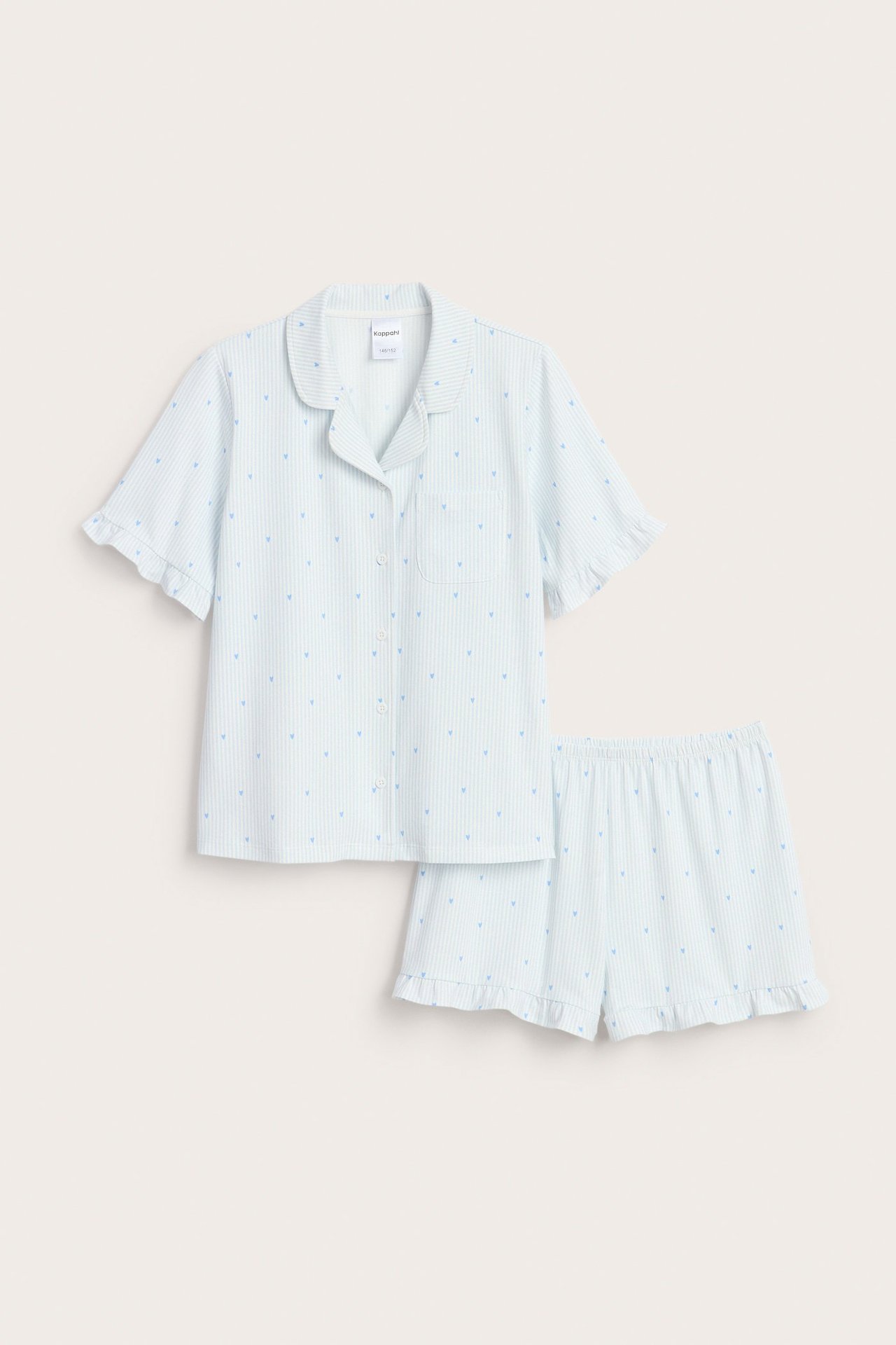 Widok z przodu dziecięcej piżamy bawełnianej w jasnoniebieskie paski z serduszkami, falbankami i szortami.