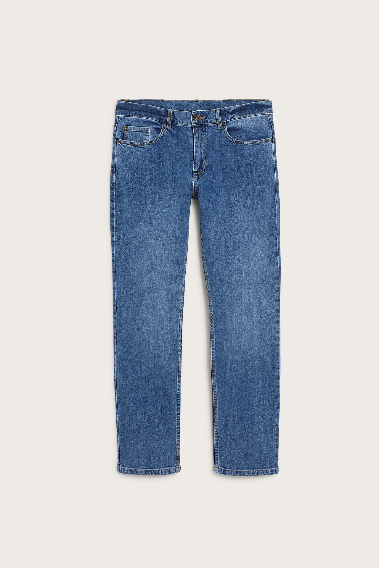 Frontvy av herrjeans i ljusblå regular fit med fem fickor, dragkedja och knapp.