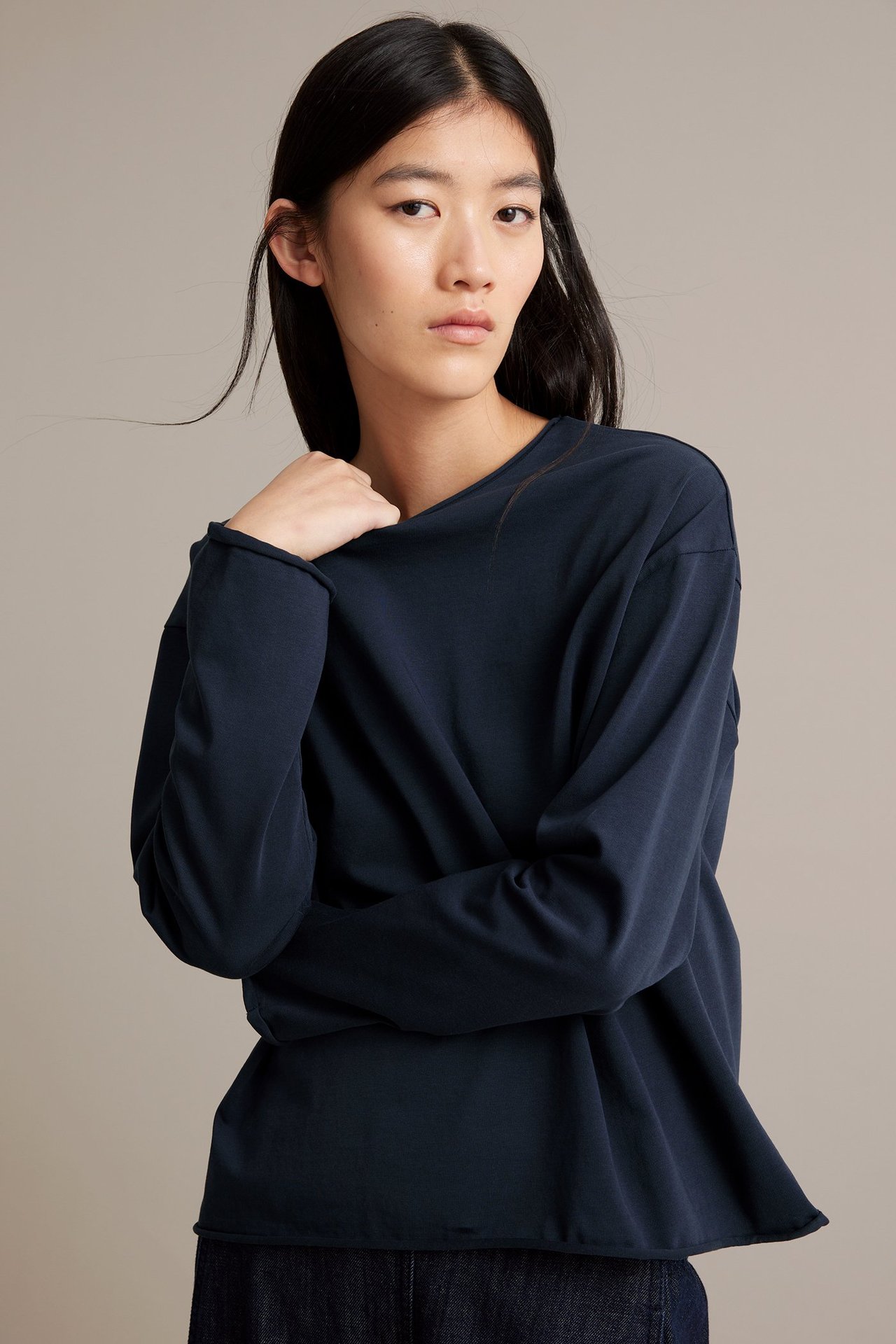 Tummansininen pitkähihaisesta trikosta armas päällinen, rennolla tyylillä.