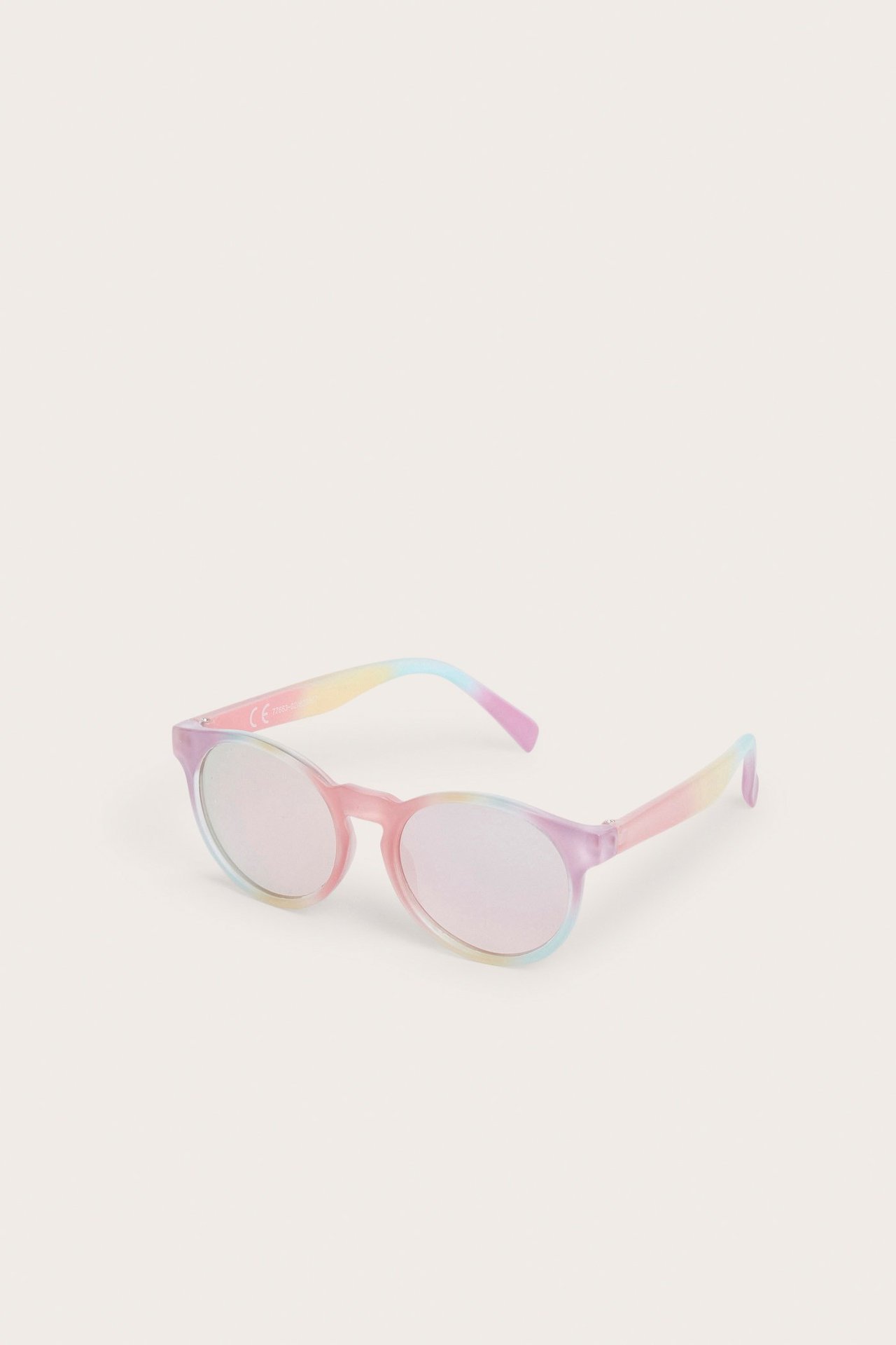Widok z przodu dziecięcych, tęczowych okularów przeciwsłonecznych z plastikową oprawką, różowe lustrzane soczewki.
