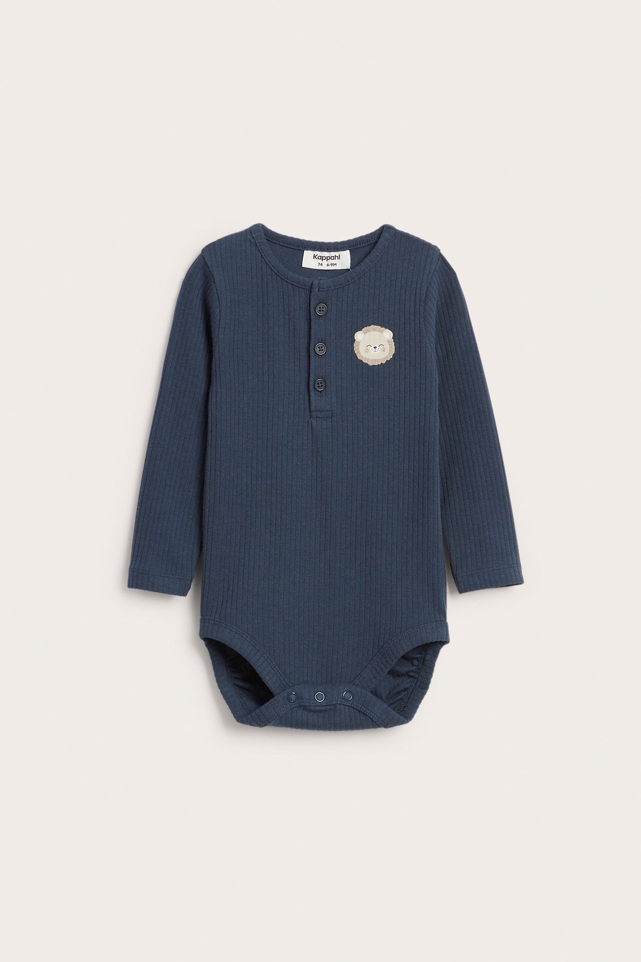 Frontvy av en blå ribbad långärmad babybody med tryckknappar, knappar och lejonprint.