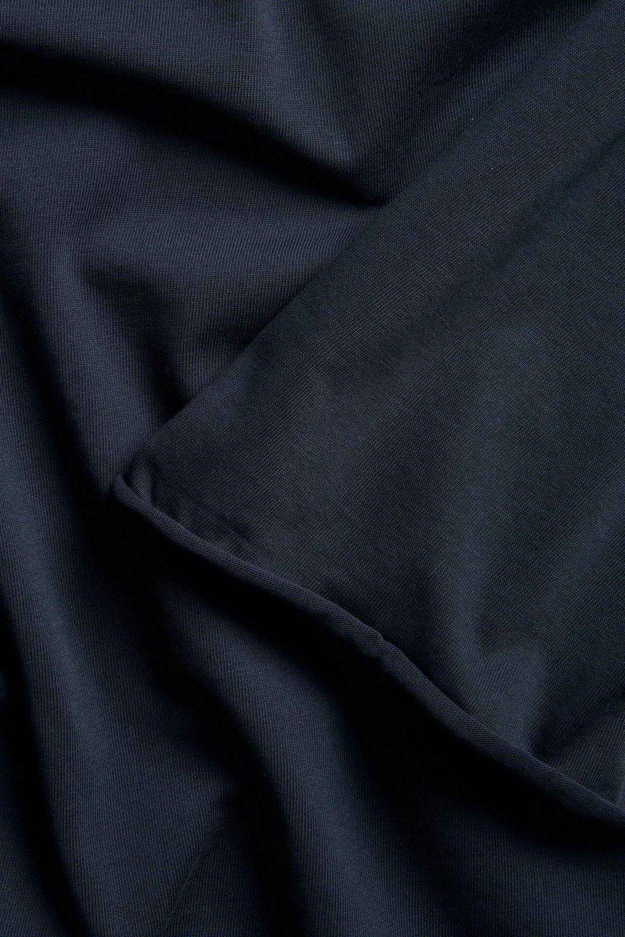 Niebieski T-shirt z grubego dżerseju, wykończenie na surowo, kobieta, front.