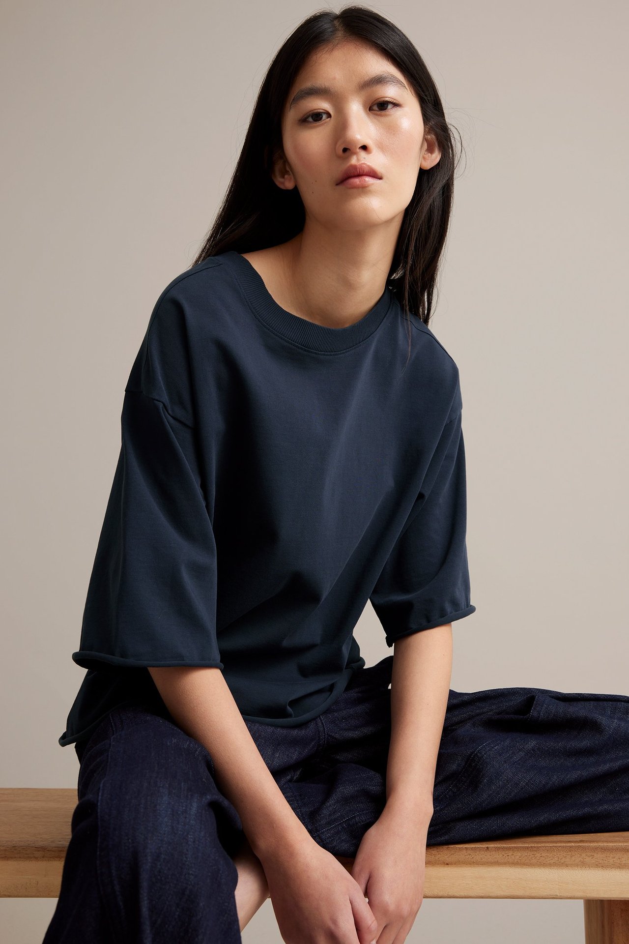 Sininen T-paita paksummasta trikoosta, pesun näköinen, naisen päällä, etupuoli.