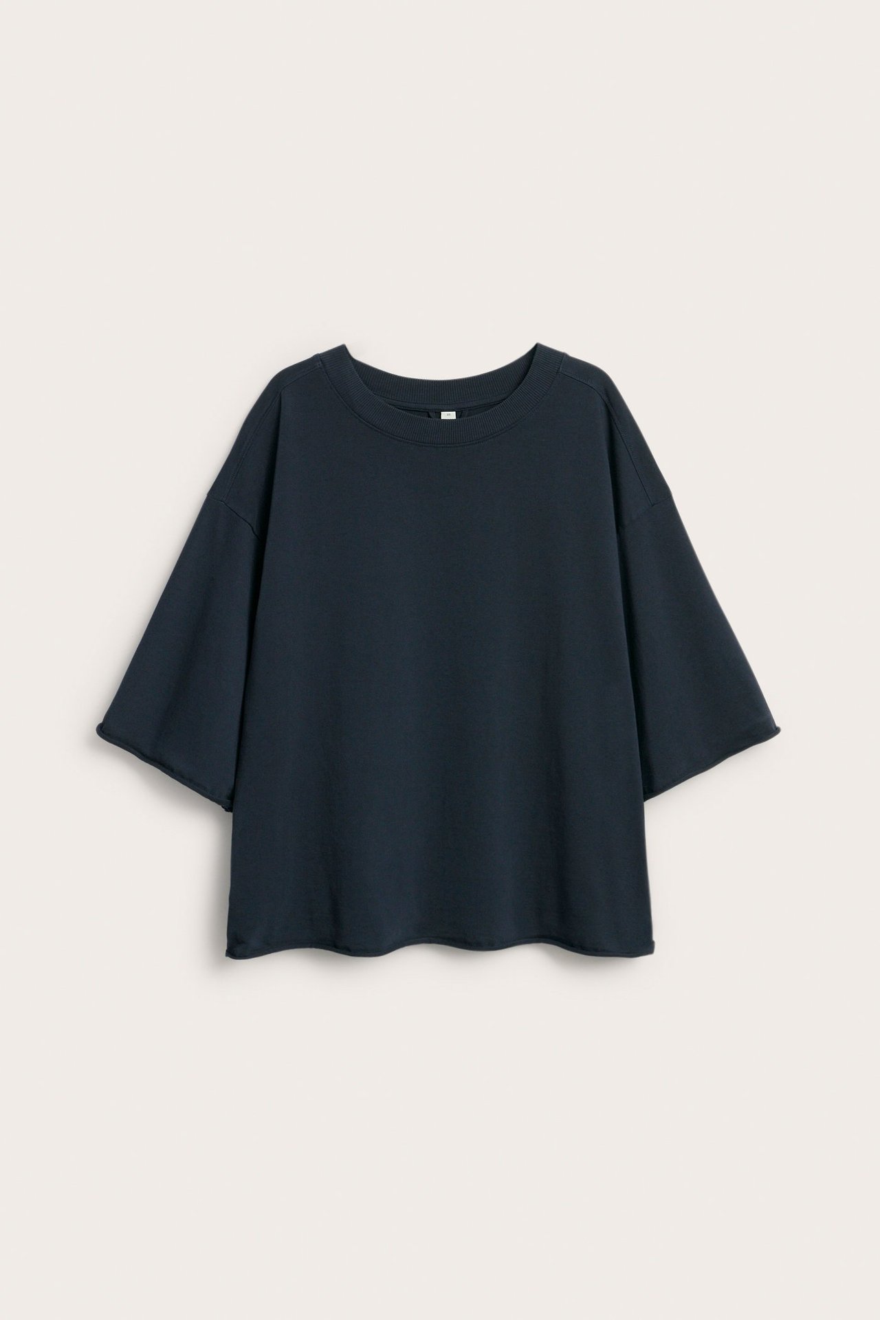 Sininen T-paita paksussa trikookankaassa, suora leikkaus, etupuoli näkyvissä.