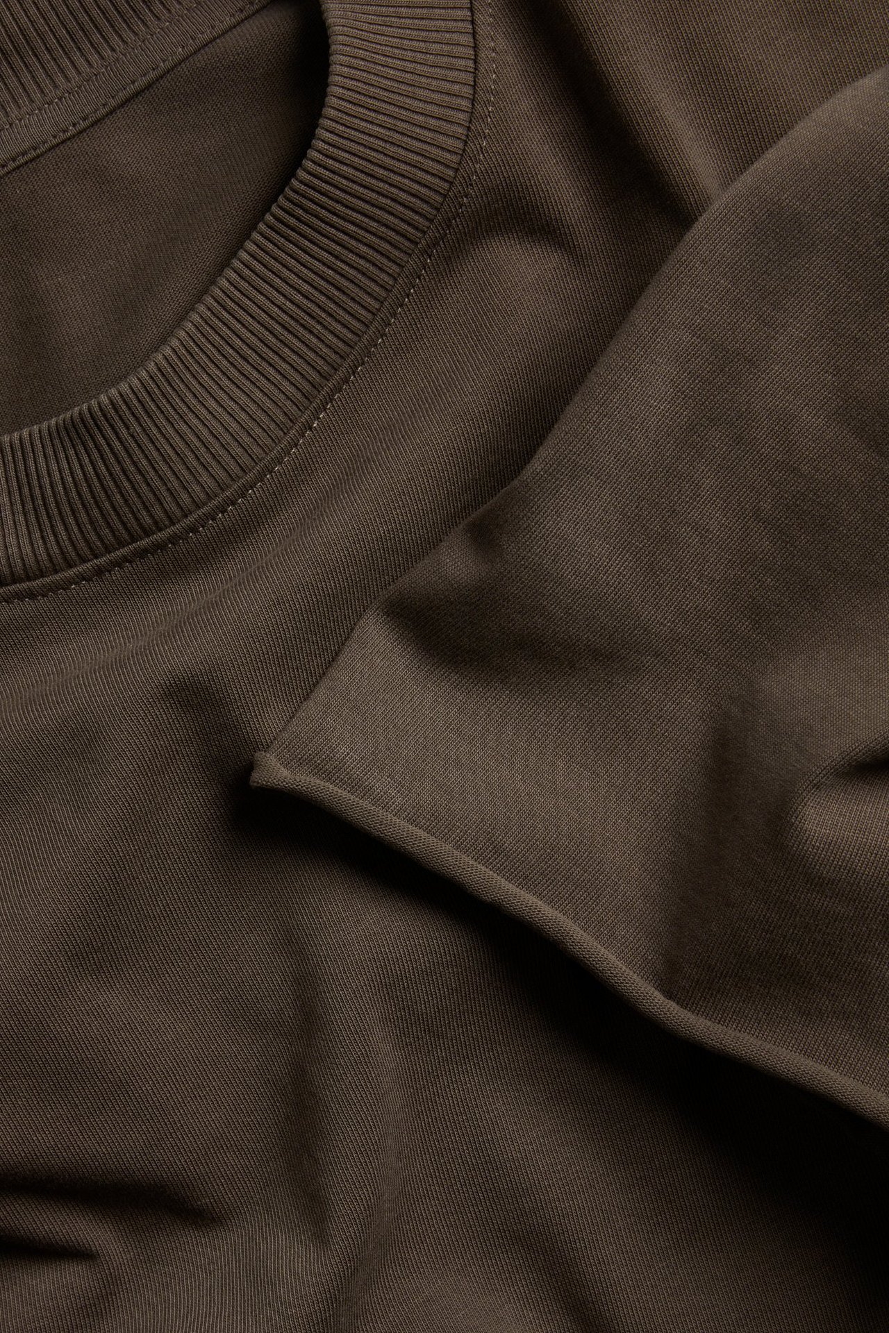 Brązowa koszulka z ciężkiego jerseyu, z mytym wyglądem i surowymi krawędziami, widok z przodu.