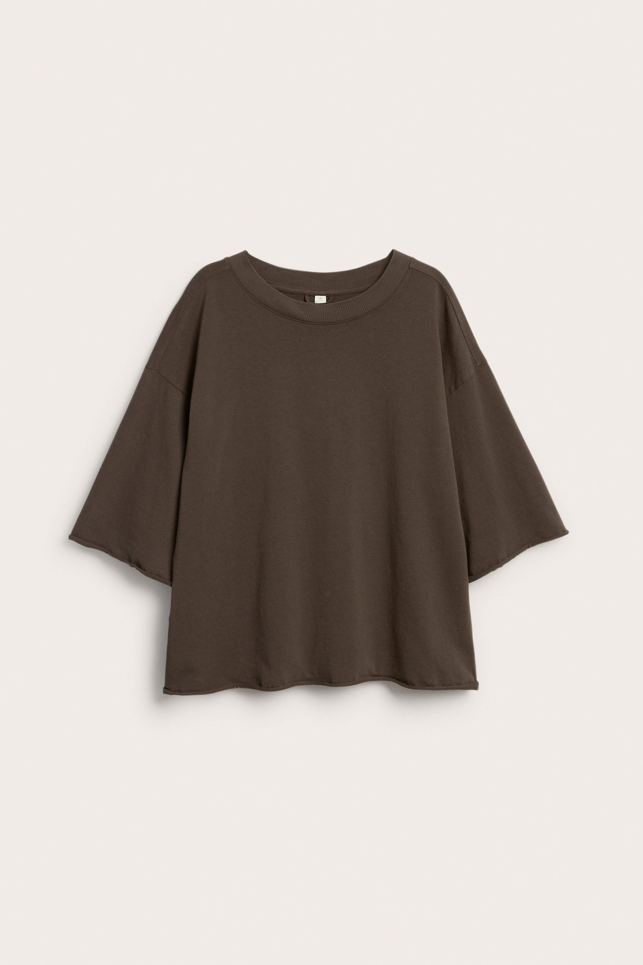 Tummanruskea T-paita paksusta puuvillamedestä, pesty ilme ja raaka berä.