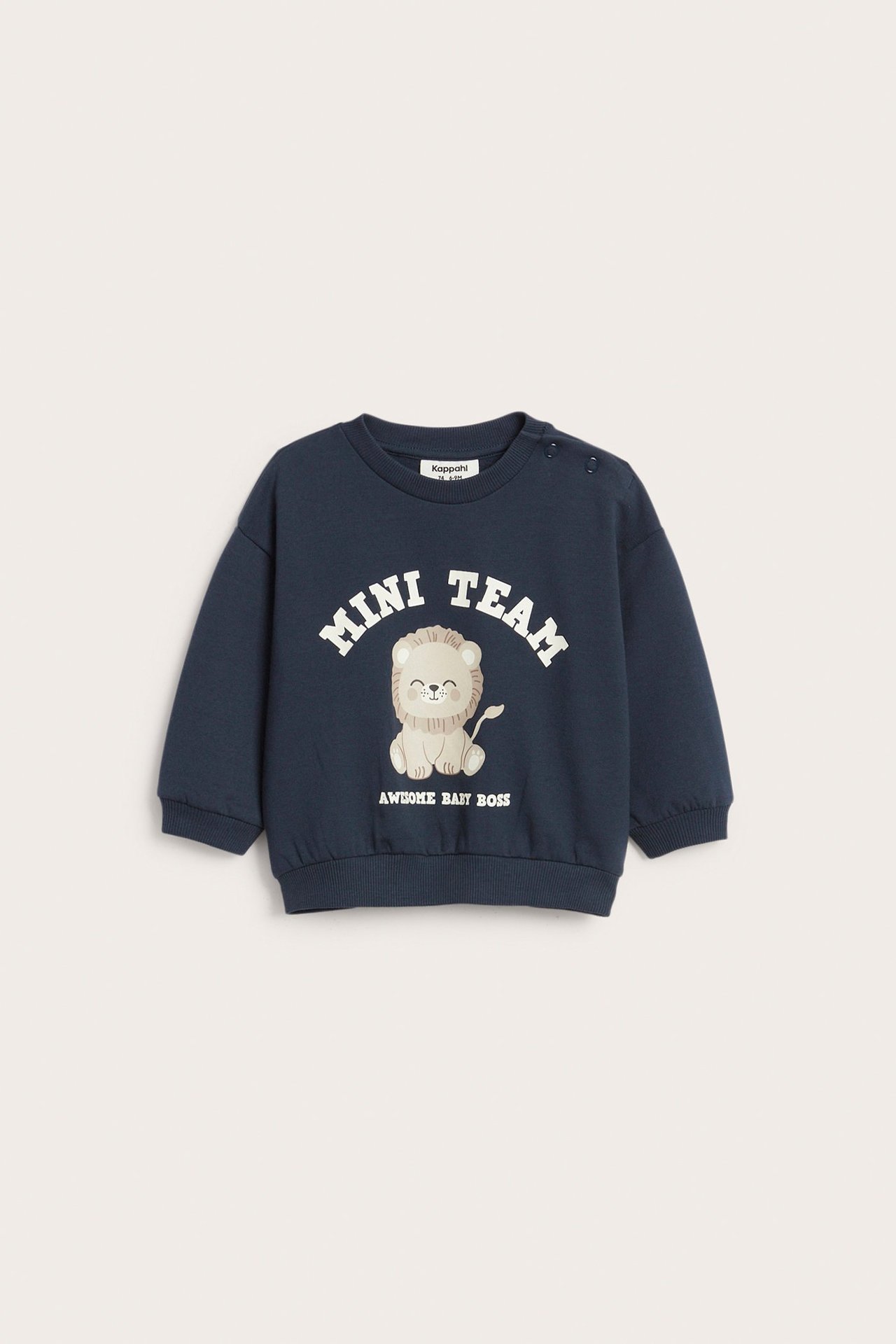 Frontvisning av mørkeblå babygenser med 'MINI TEAM'-løvetrykk og trykknapper på skulderen.