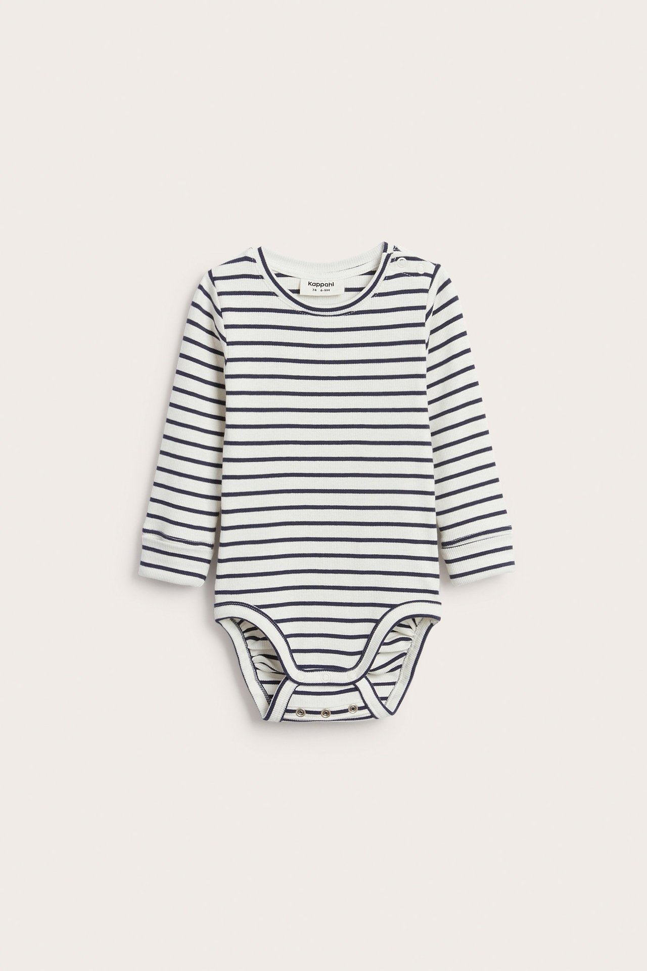 Framsida av en ribbad långärmad babybody i naturvitt med mörkblå ränder och tryckknappar.