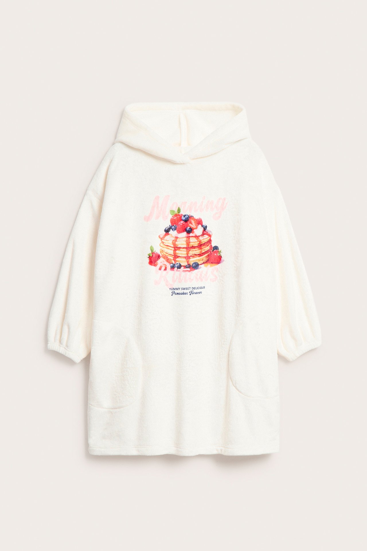 Framsida av en offwhite fleecerock med huva, pannkaksgrafik och framfickor.