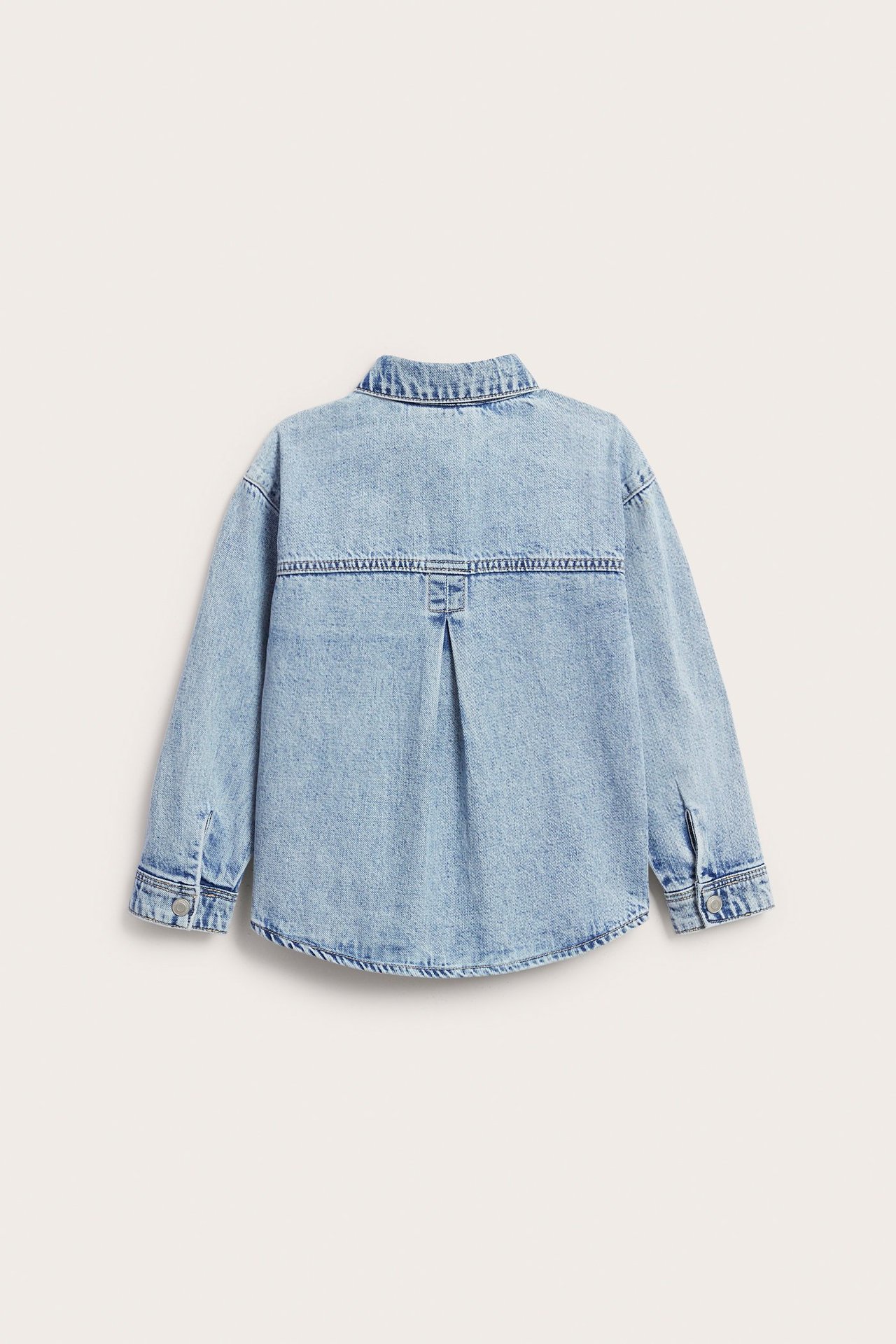 Widok z tyłu: luźna koszula-overshirt z miękkiego jasnego denimu.