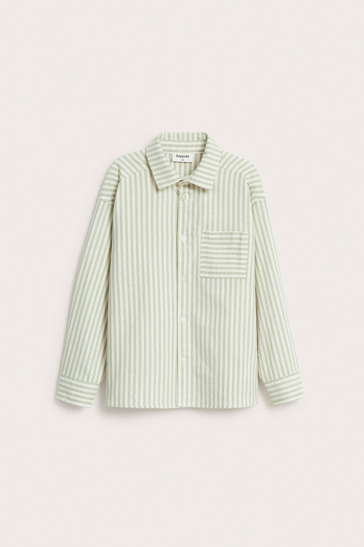 Widok z przodu: Dziecięca bawełniana koszula w jasnozielono-białe pionowe paski, guziki, z poziomą kieszenią na piersi.