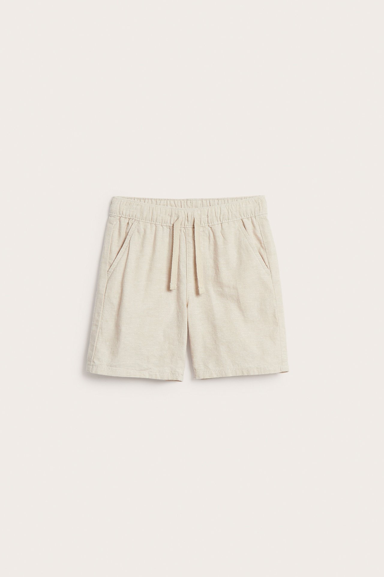 Edestä, vaaleanbeiget pellavasekoiteshortsit joustovyötäröllä ja kiristysnyörillä.