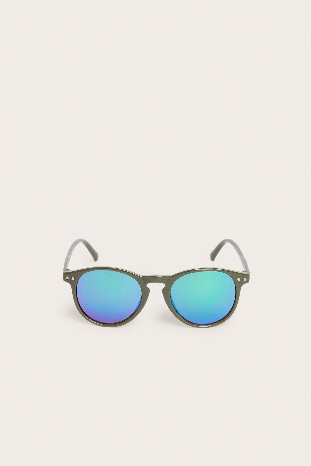 Edestäpäin vihreät aurinkolasit pyöreillä kehyksillä ja sinivihreillä peililinsseillä.