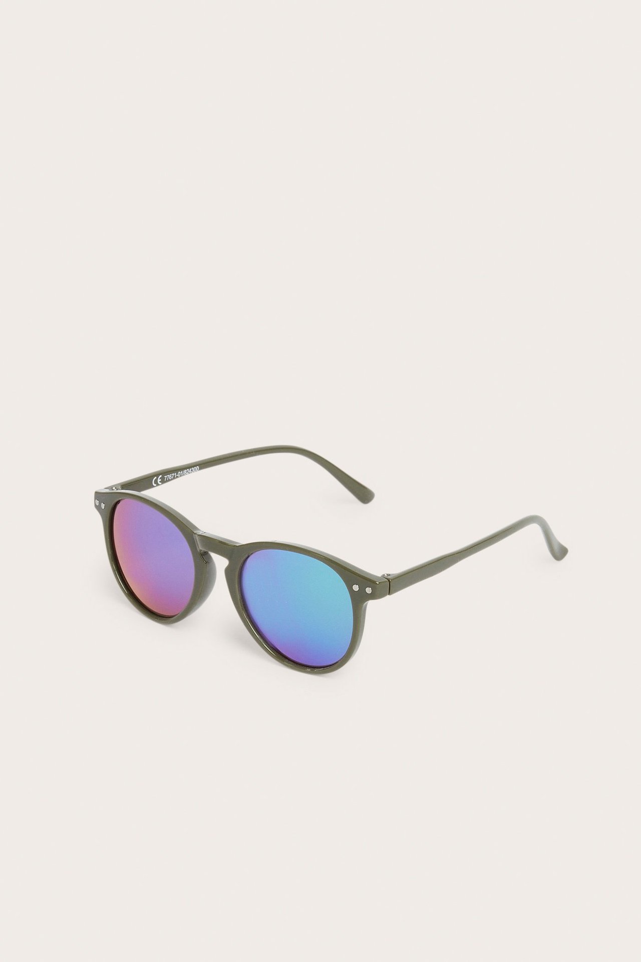 Vino etunäkymä vihreistä muovisista aurinkolaseista, joissa on pyöreät kehykset ja sinipunaiset peililasit.