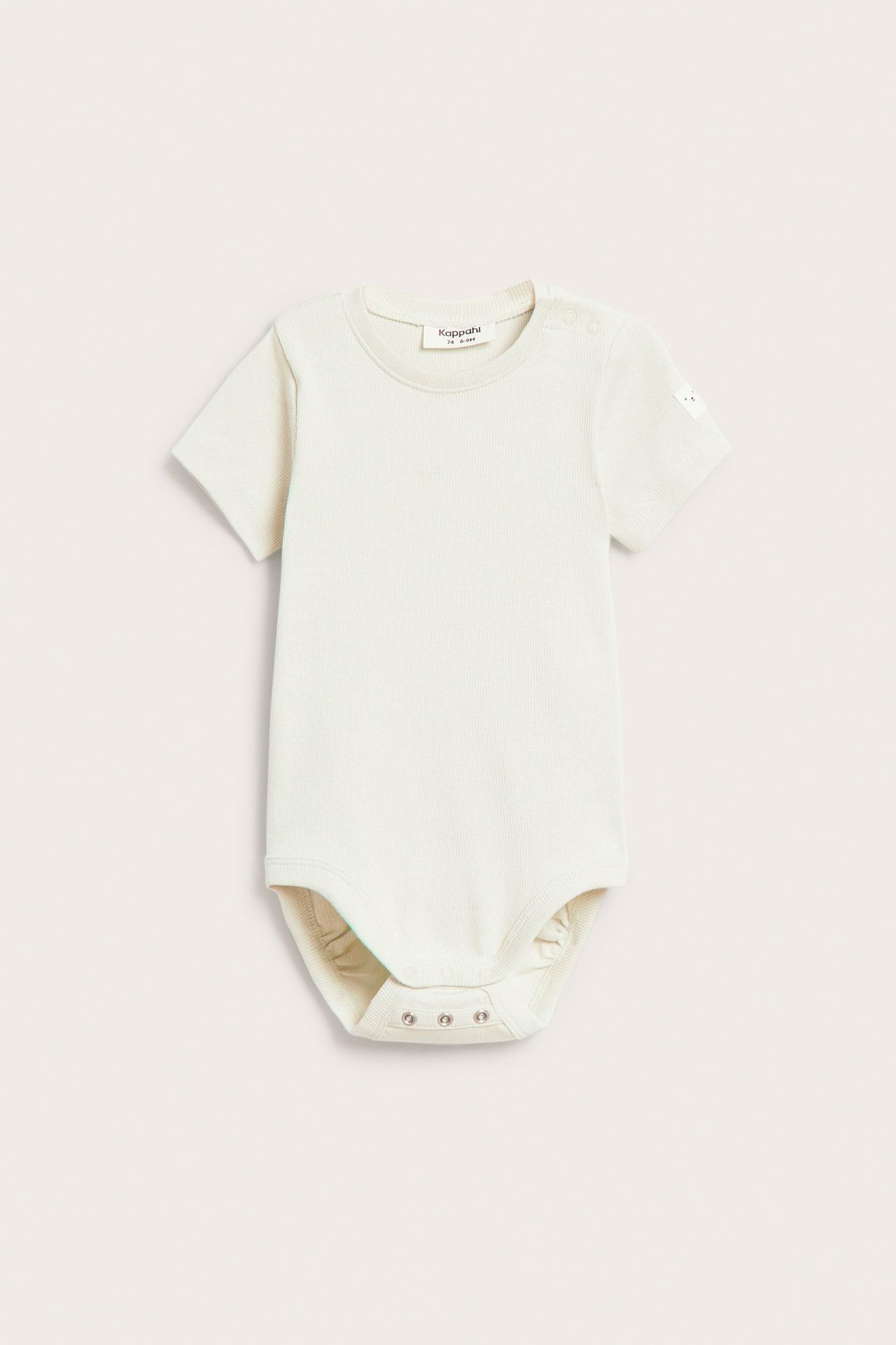 Frontvisning av en offwhite ribbet kortermet babybody med trykknapper ved skulder og skritt.