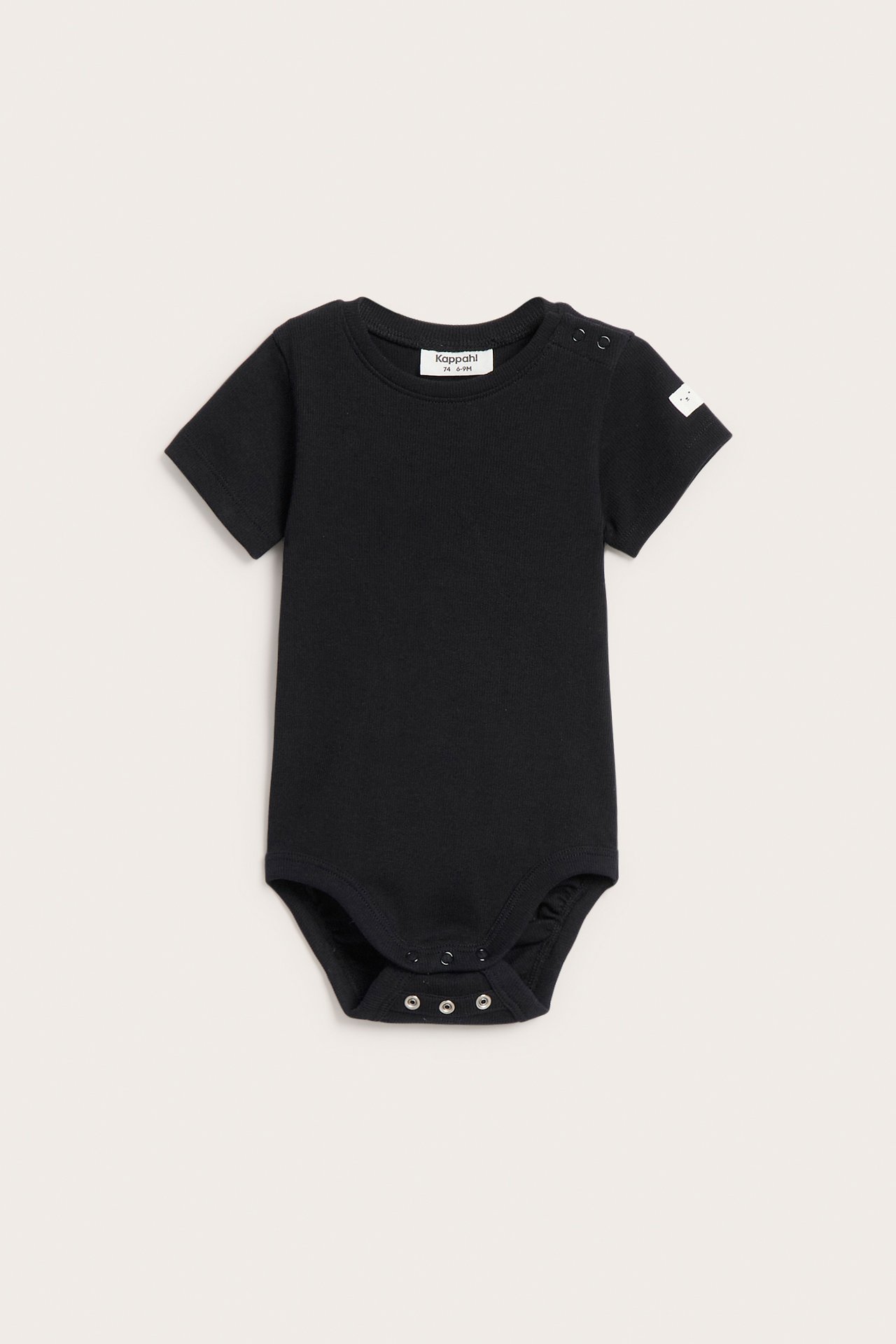 Frontvisning av en svart kortermet ribbet babybody med trykknapper på skulder og i skritt.