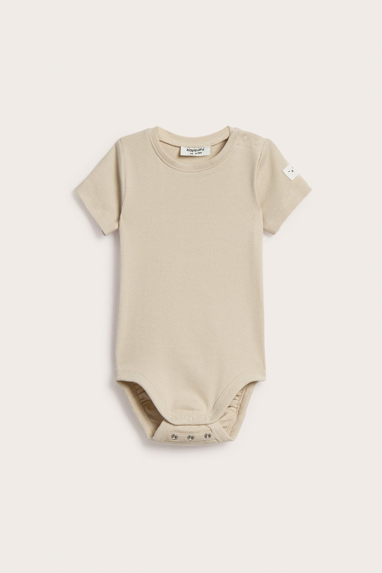 Widok z przodu beżowego, prążkowanego body niemowlęcego z krótkim rękawem i zatrzaskami.