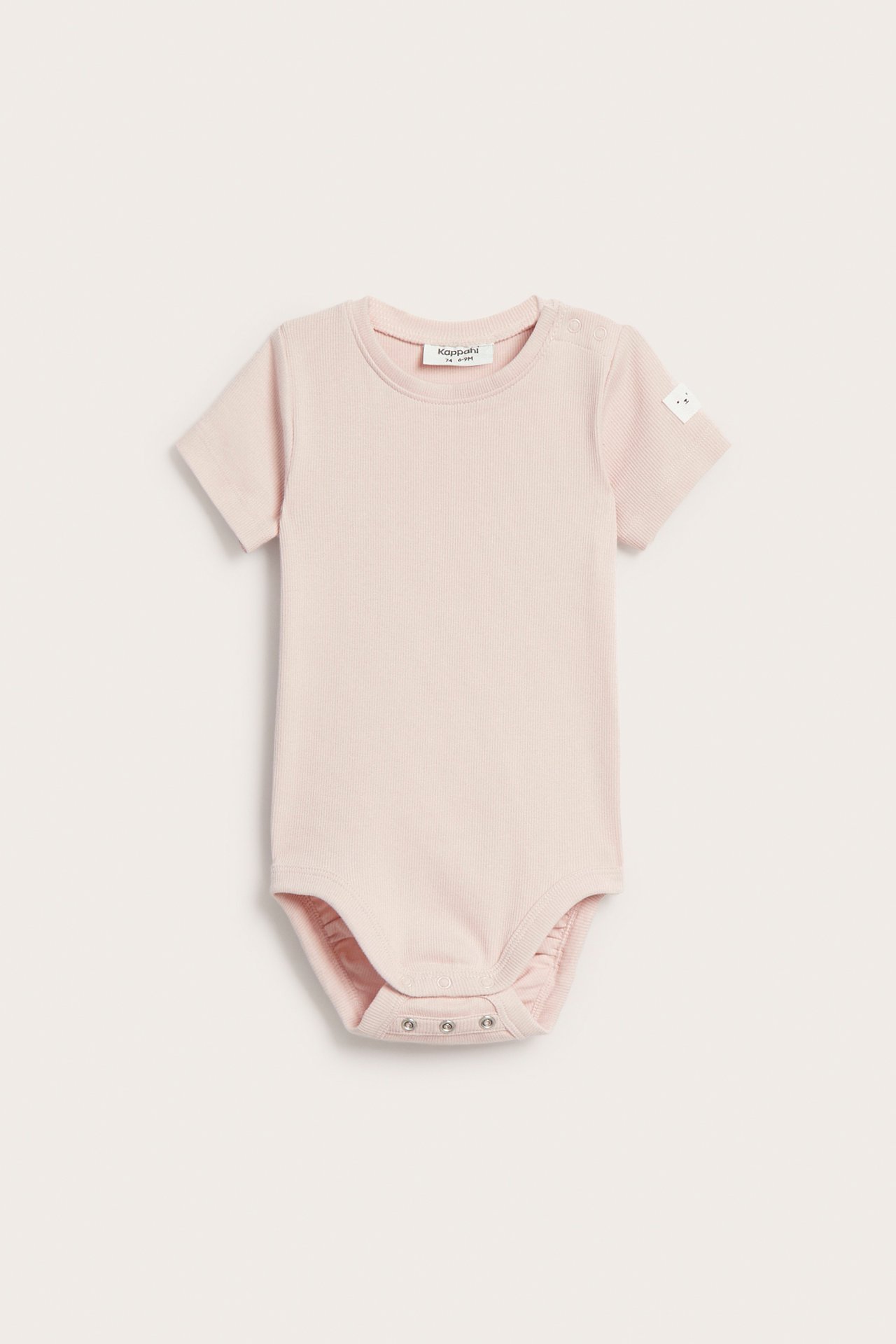 Forfra, en rosa kortermet ribbet babybody med trykknapper ved skulder og skritt.