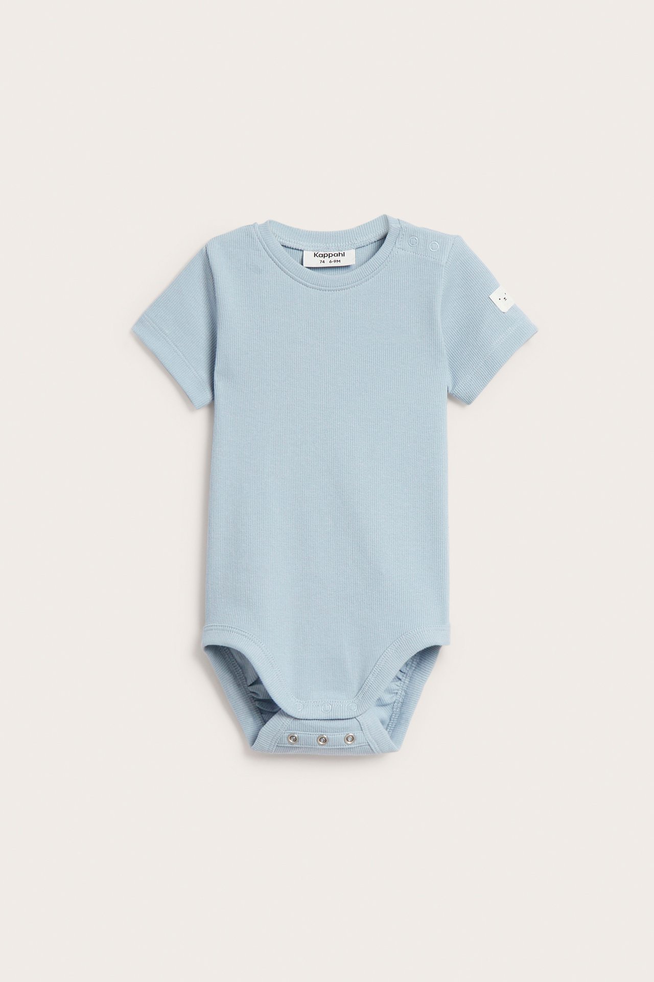 Frontbilde av en lyseblå ribbestrikket kortermet babybody med trykknapper på skulder og i skrittet.