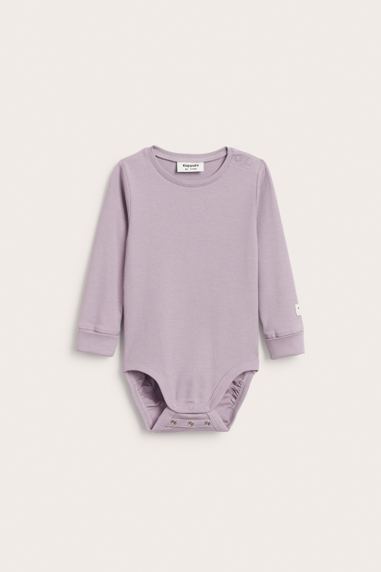 Forfra, en lilla ribbet langermet babybody med trykknapper på skulderen og i skrittet.