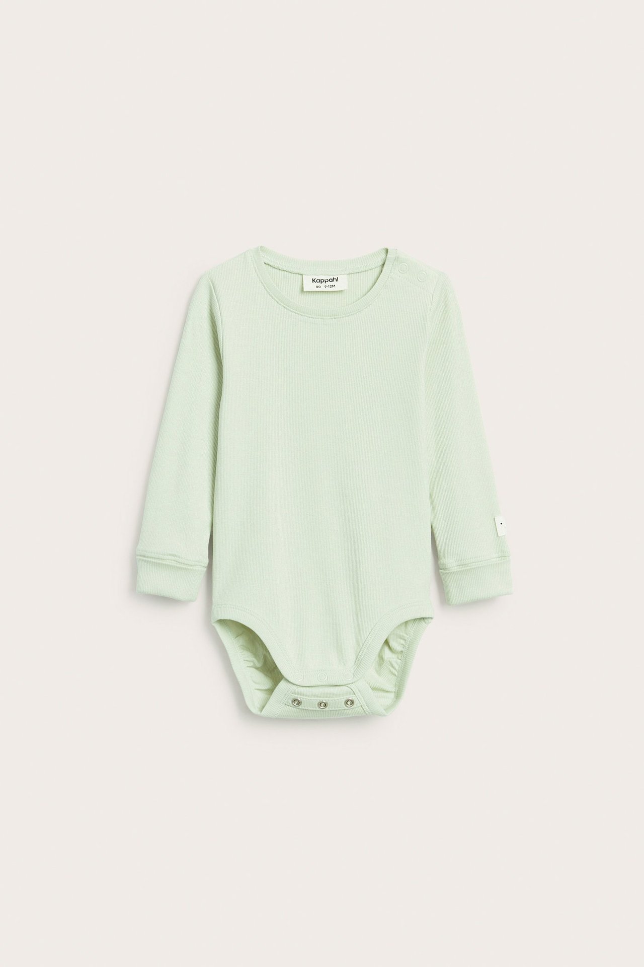 Widok z przodu jasnozielonego prążkowanego body niemowlęcego z długim rękawem, zapinanego na zatrzaski w kroku.