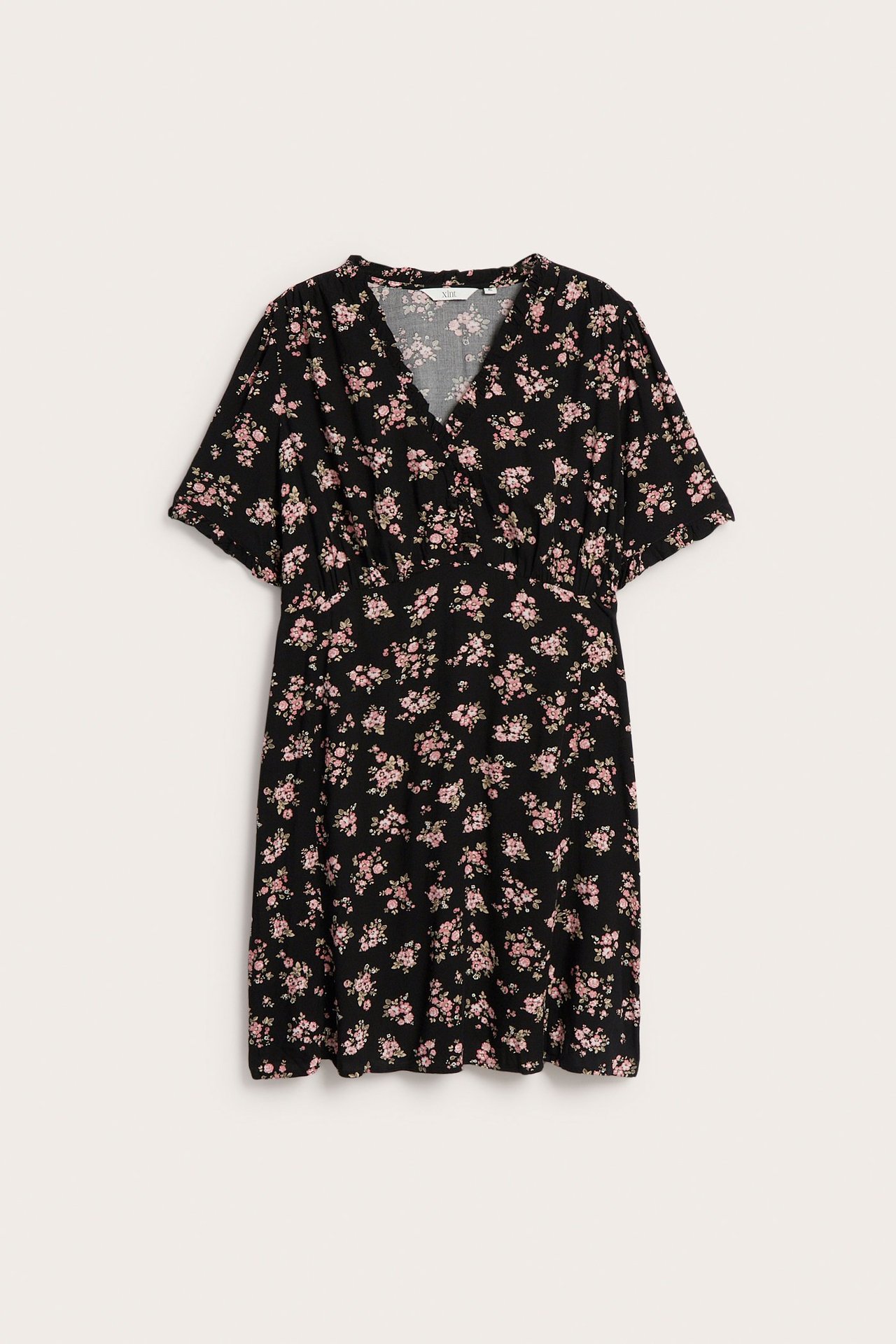 Widok z przodu: czarna wiskozowa sukienka do kolan, w różowe kwiaty, z dekoltem V, falbankami i krótkimi rękawami.