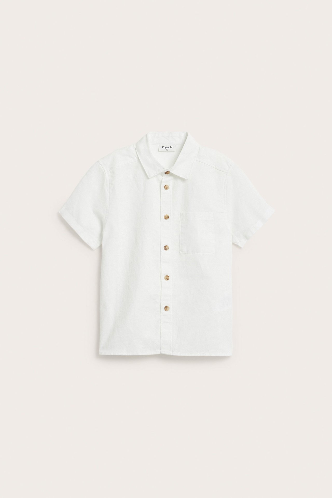 Biała dziecięca koszula z krótkim rękawem, len-bawełna, z kołnierzem, brązowymi guzikami i kieszenią, przód.