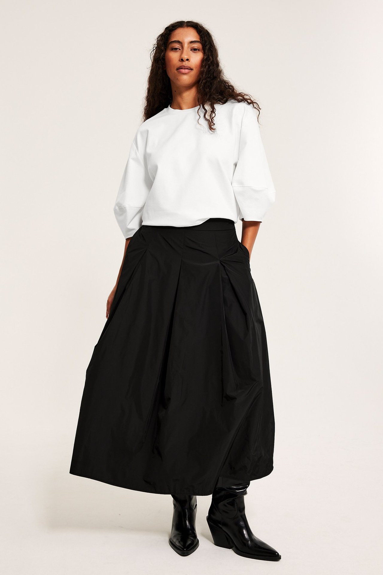 Offwhite topp med pufferm, løs passform, i elastan, polyester og viskose.