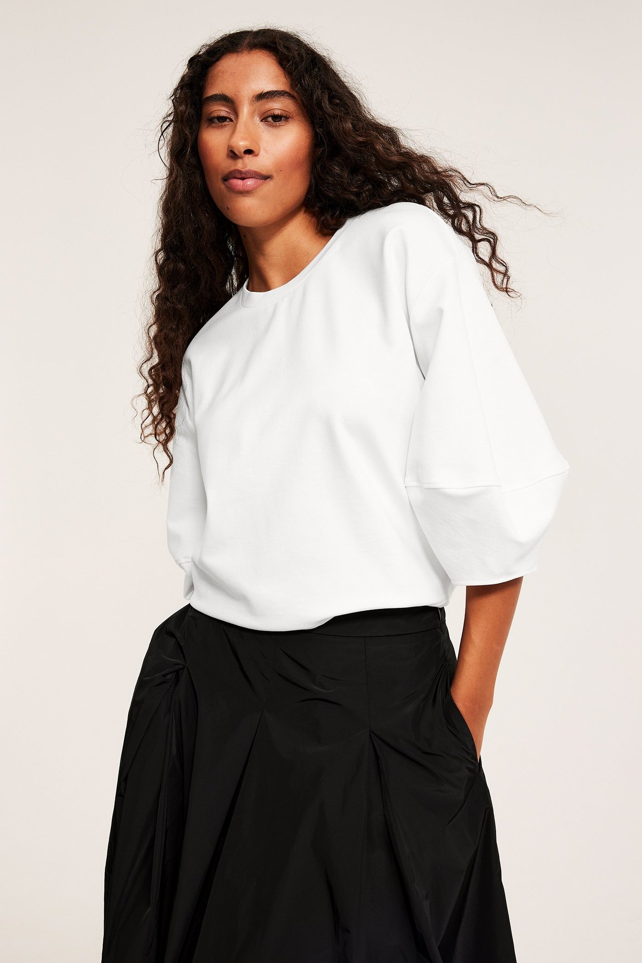 Offwhite luźny top z bufkami, z elastanu, poliestru i wiskozy.