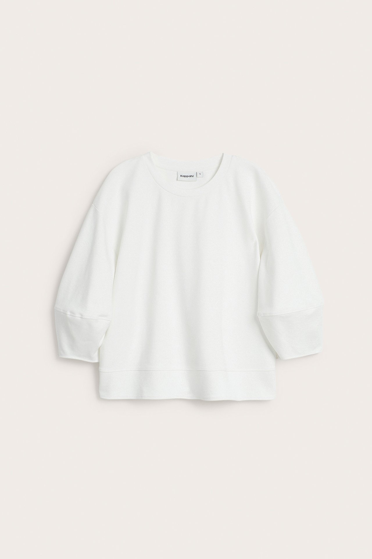 Framifrån, offwhite lös punto-topp med rund hals och 3/4-långa puffärmar.