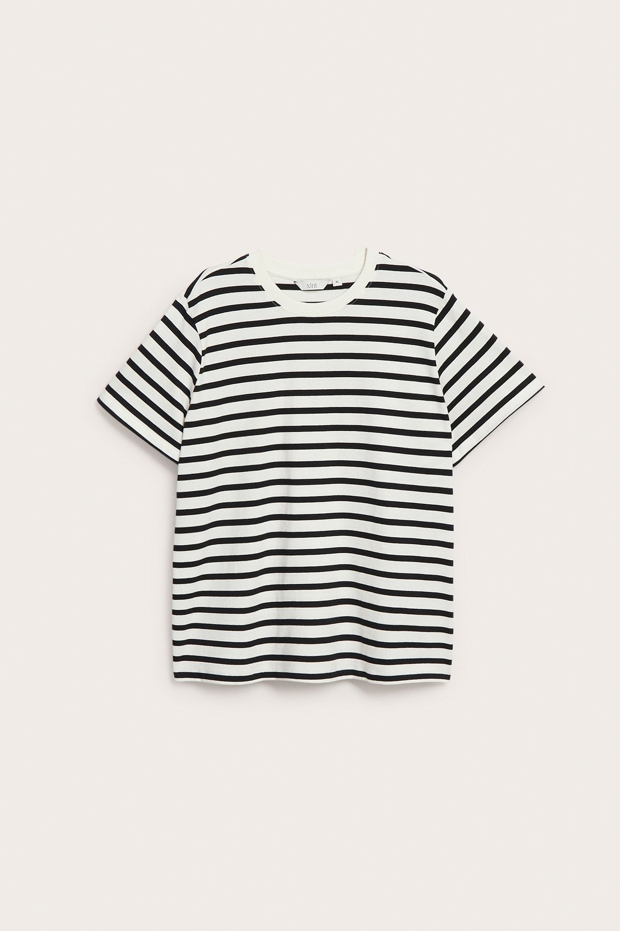 Edestä näkymä valkoisesta lyhythihaisesta puuvillapaidasta mustilla vaakasuorilla raidoilla.