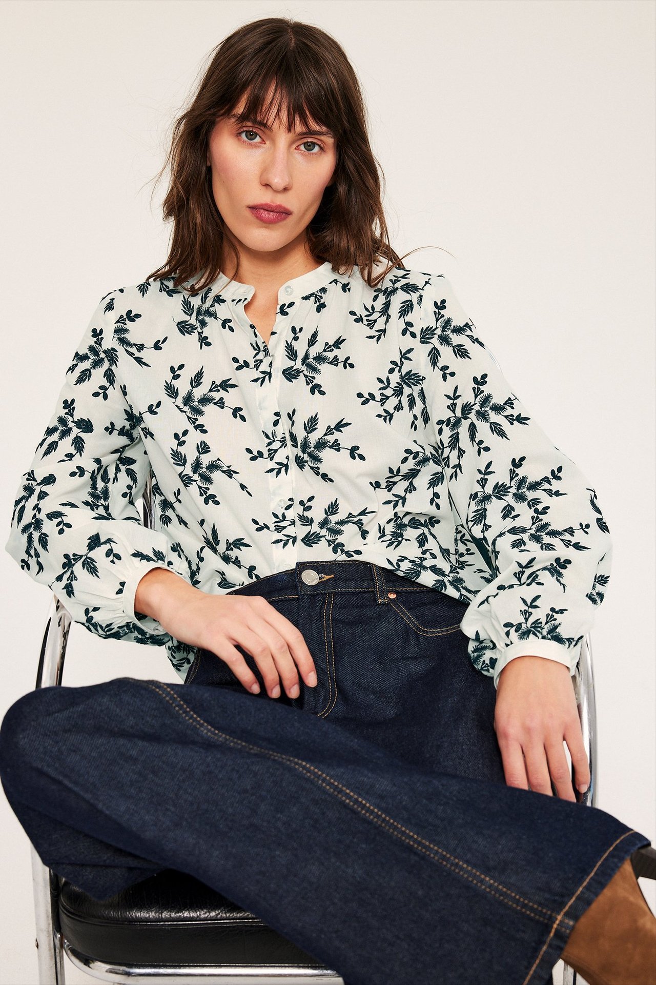 Offwhite bluse med knapper og broderte blomster, lang erm, brukt av kvinne.
