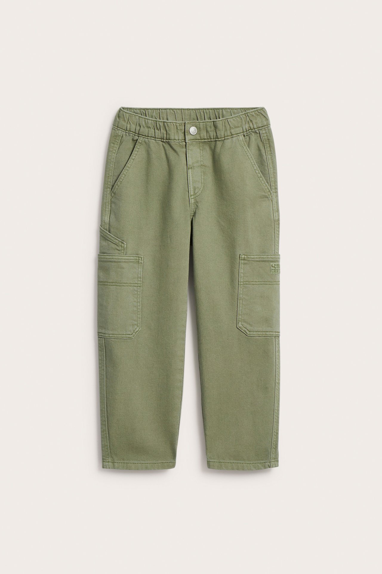 Widok z przodu na dziecięce ciemnozielone spodnie cargo z twillu, z elastycznym pasem, napem i kieszeniami.
