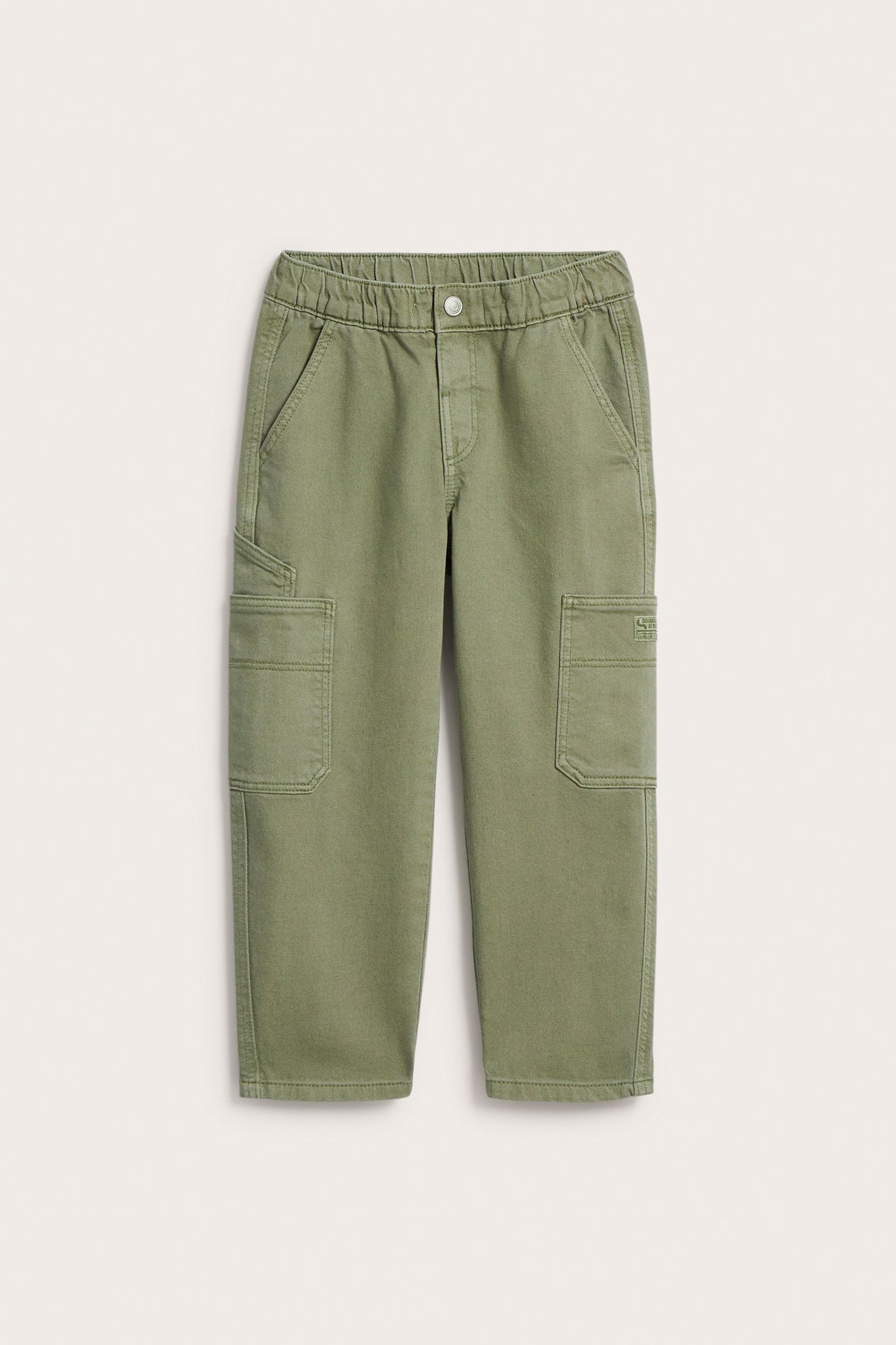 Edestä kuvattu lasten tummanvihreät puuvillatvilli-cargohousut joustovyötäröllä, painonapilla ja taskuilla.